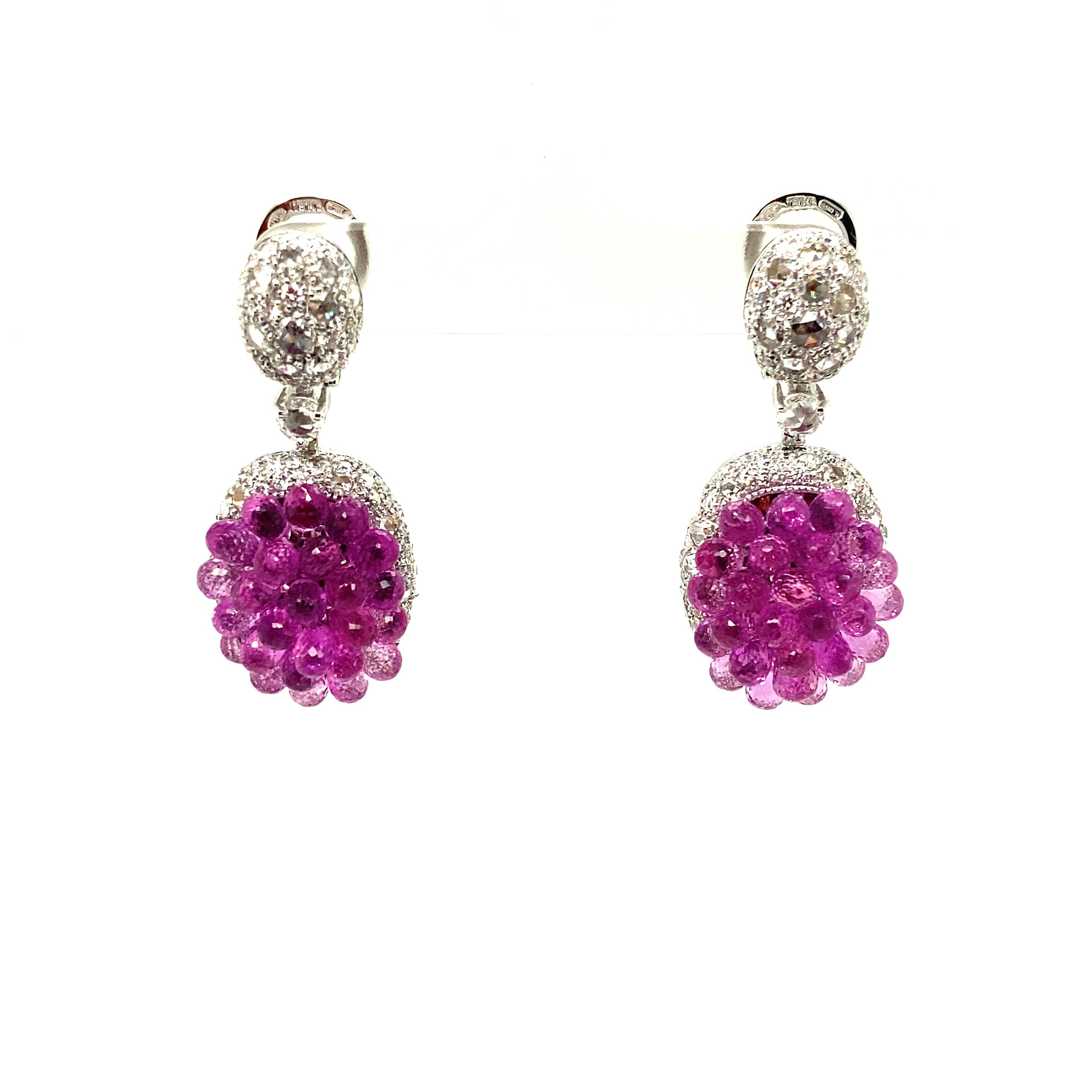 Une belle paire de boucles d'oreilles, elle présente de nombreux saphirs roses taillés en briolette pesant 26 carats entourés et surmontés de diamants blancs pesant 4,04 carats. Les saphirs roses sont d'une saturation rose intense, avec une