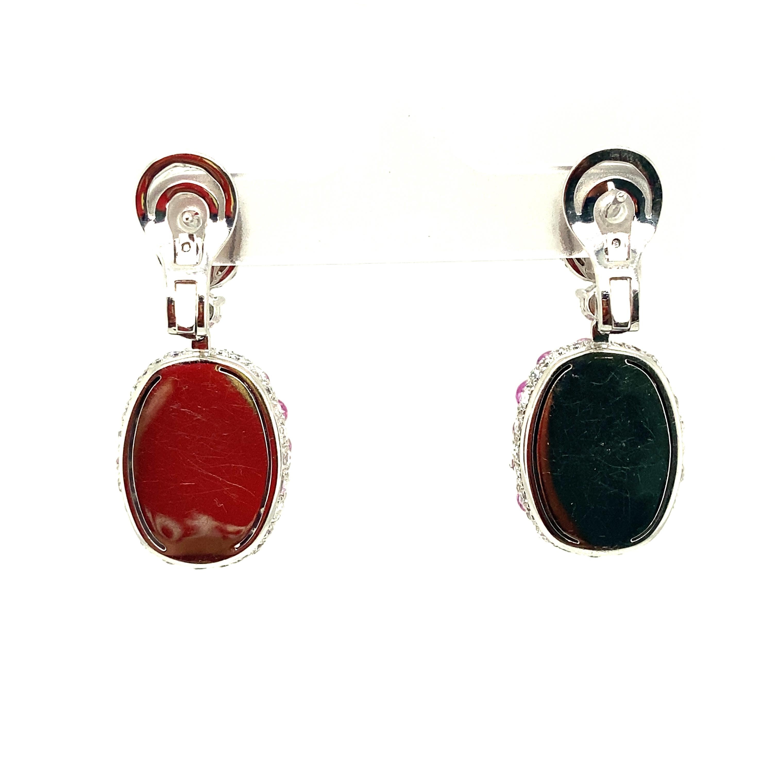 Pendants d'oreilles en or blanc et saphirs roses taille briolette de 26 carats en vente 1