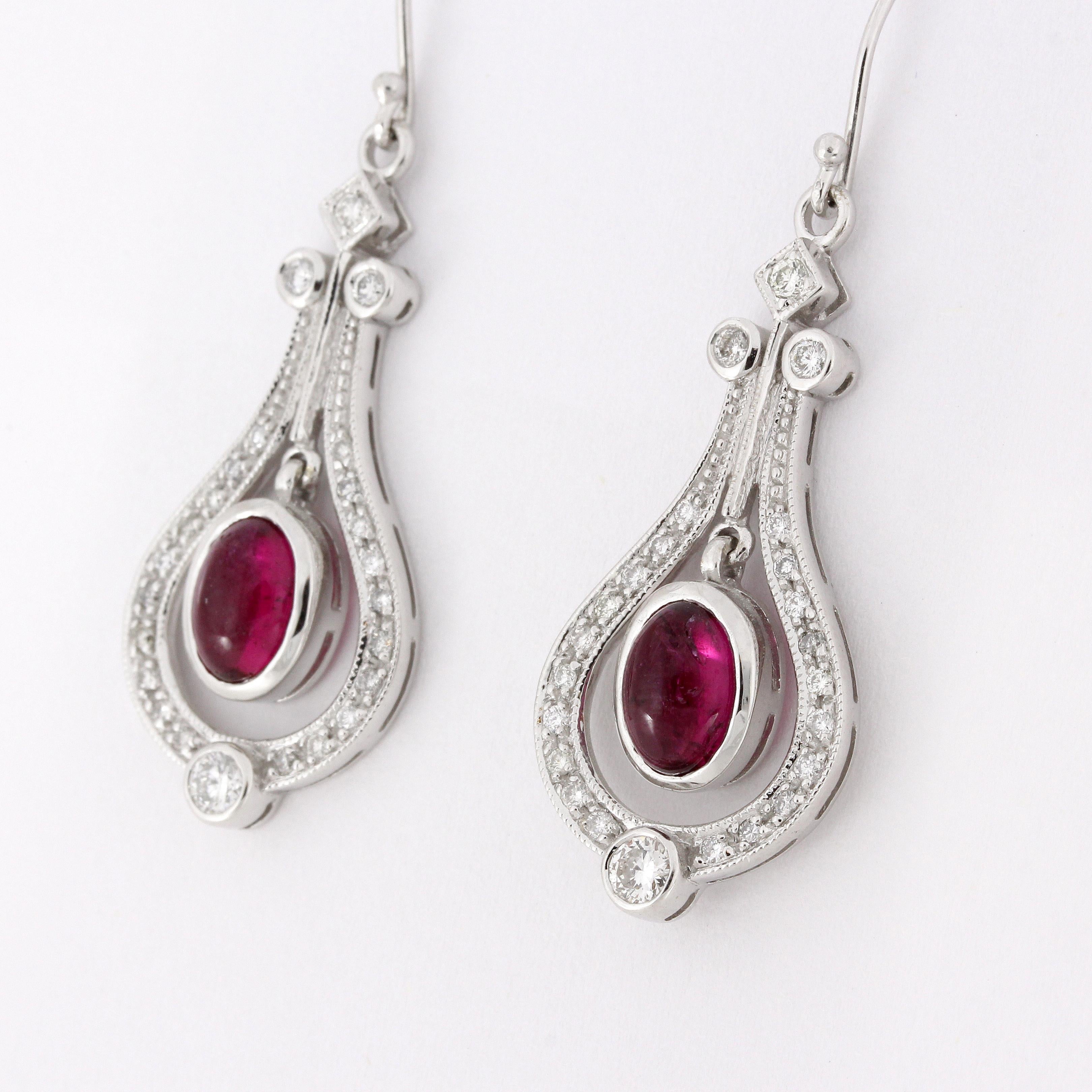 Orecchini a goccia con diamante e rubino cabochon da 2,6 carati
2 Rubini cabochon
18 diamanti brillanti