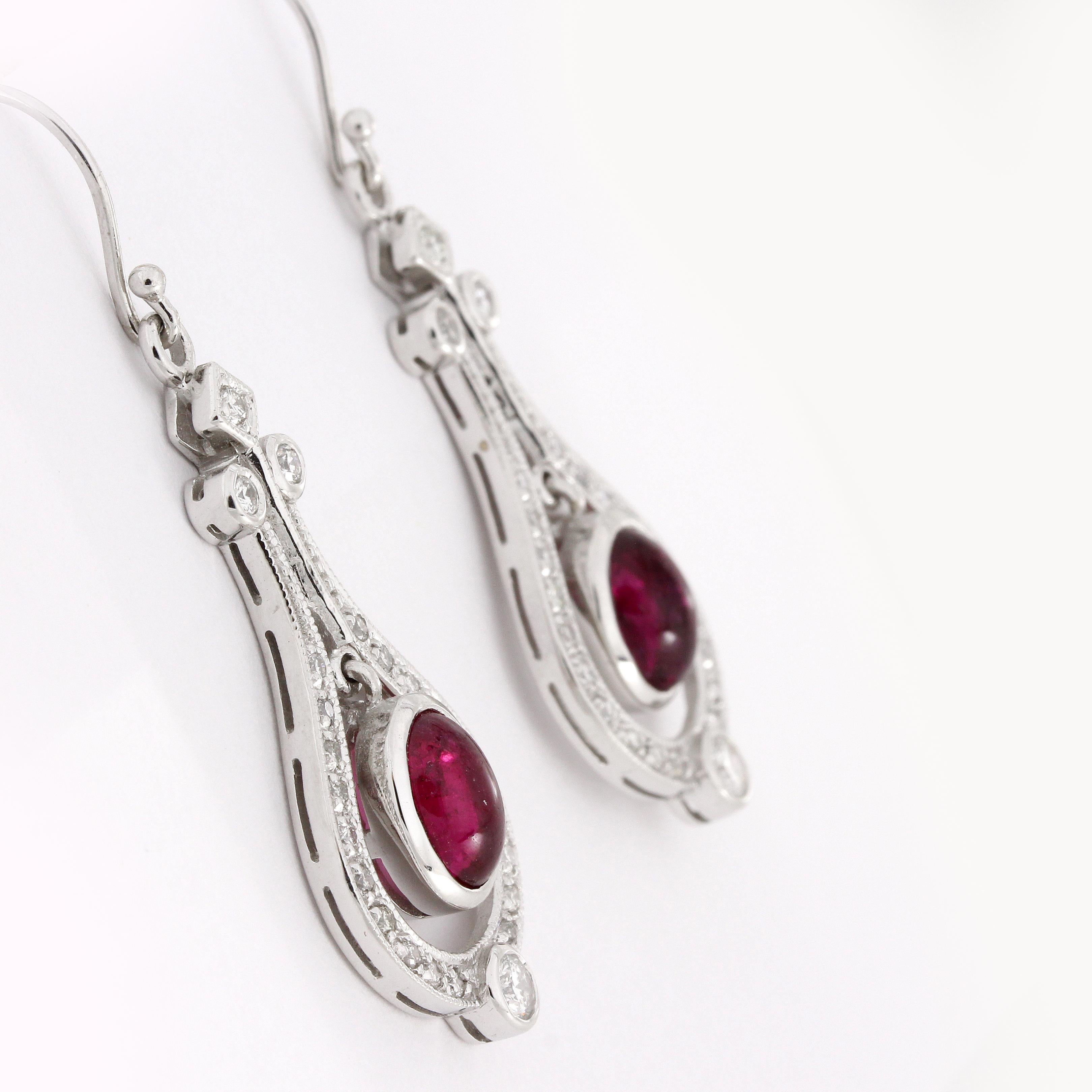 Taille cabochon Boucles d'oreilles en goutte en diamants et rubis cabochon de 2,6 carats en vente