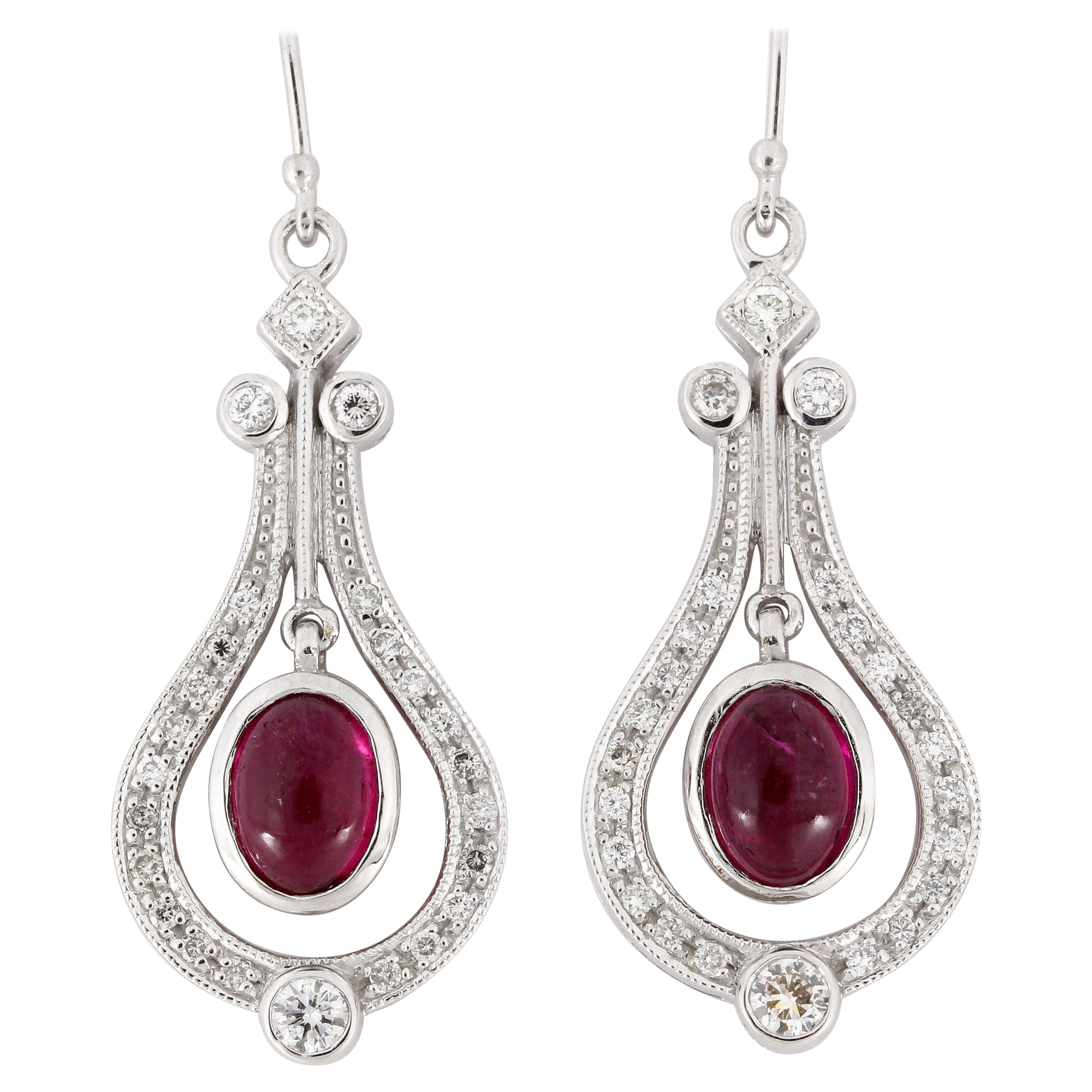 Boucles d'oreilles en goutte en diamants et rubis cabochon de 2,6 carats