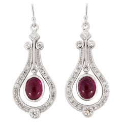 Boucles d'oreilles en goutte en diamants et rubis cabochon de 2,6 carats