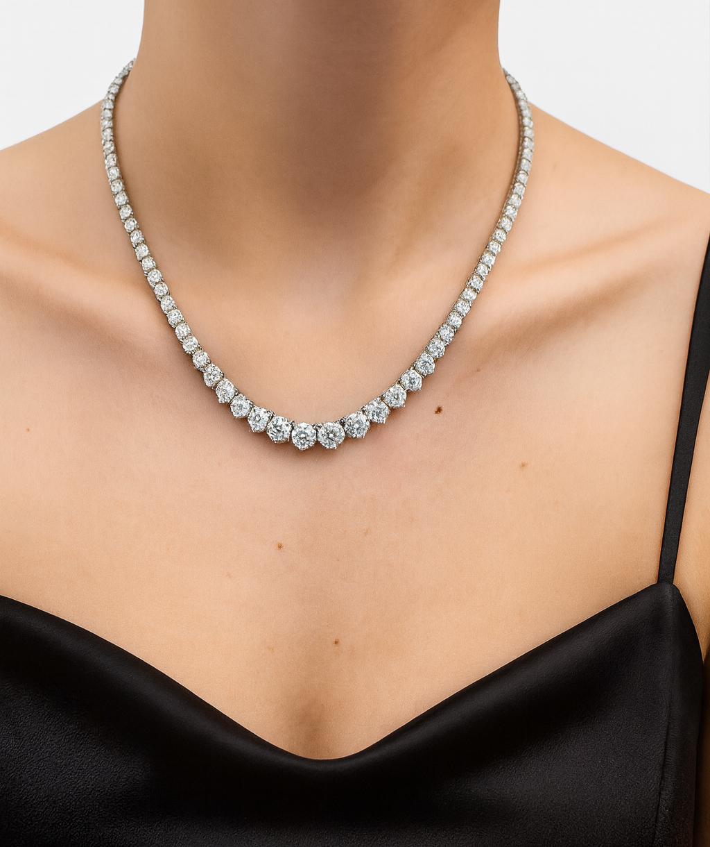 Questa squisita collana Riviera presenta 26,49 carati di diamanti tondi brillanti naturali, accuratamente selezionati con colore D-F e purezza VS per ottenere una straordinaria armonia di brillantezza e fuoco.

Al centro, tre imponenti diamanti di
