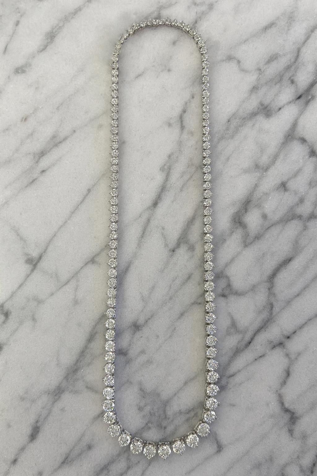 Contemporaneo 26 Carati D-F Colore VS Chiarezza Diamanti rotondi in oro bianco 18K Collana Riviera in vendita