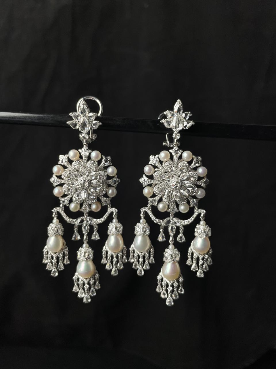 26 Karat Diamanten und Perlen Ohrringe 18k Weißgold Lang Flatterhaft Flexibel im Angebot 7