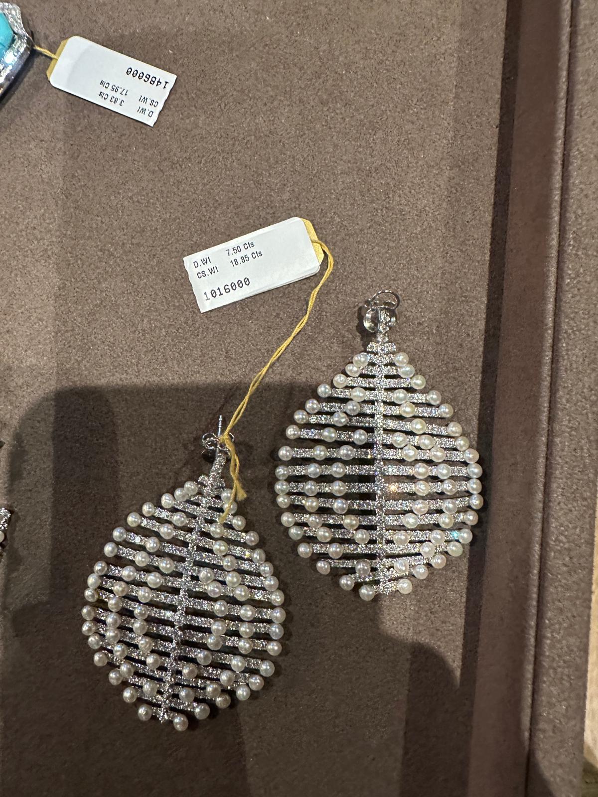 26 Karat Diamanten und Perlen Ohrringe 18k Weißgold Lang Flatterhaft Flexibel im Zustand „Neu“ im Angebot in Yorba Linda, CA