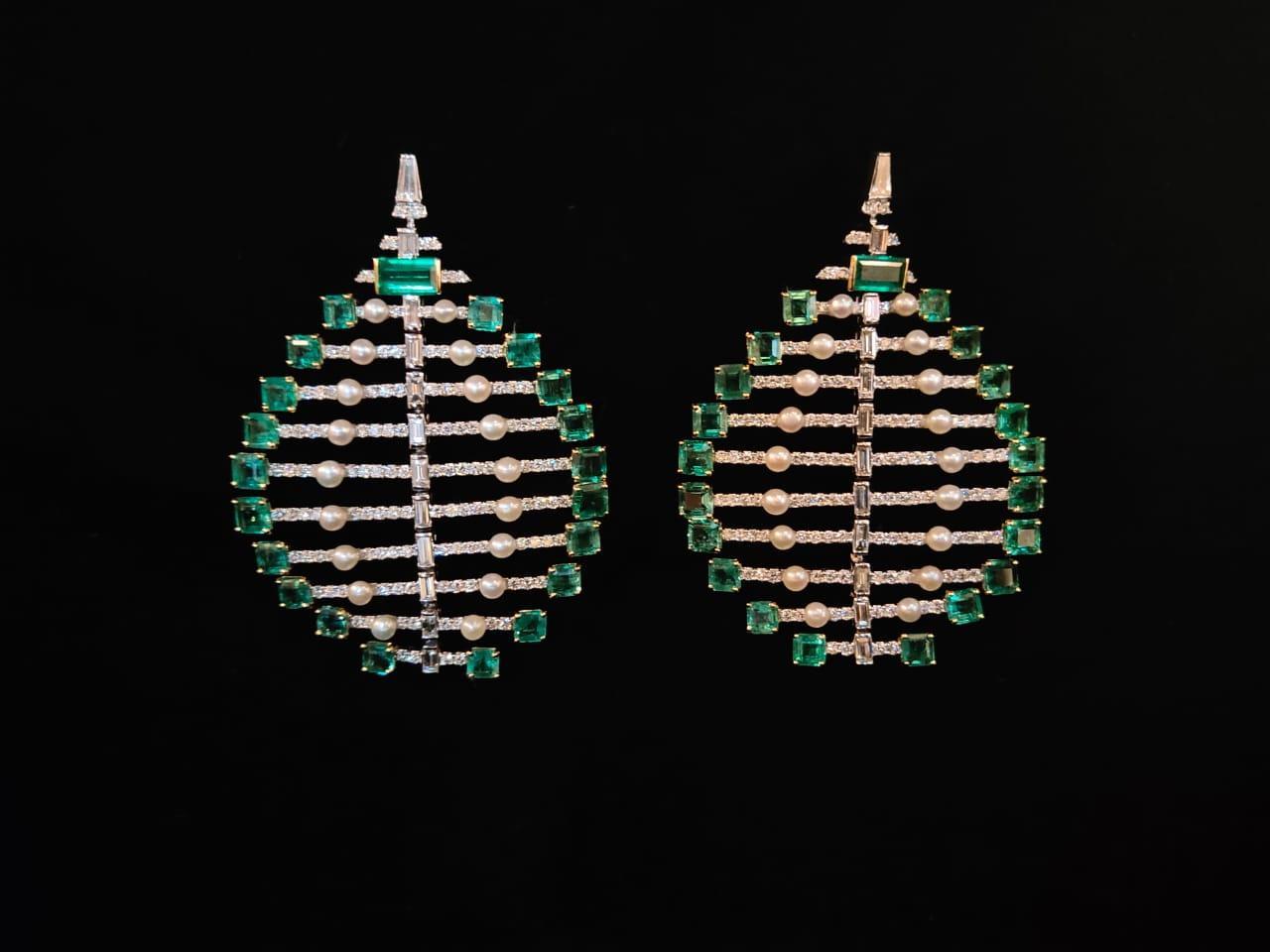 26 Karat Diamanten und Perlen Ohrringe 18k Weißgold Lang Flatterhaft Flexibel im Angebot 2