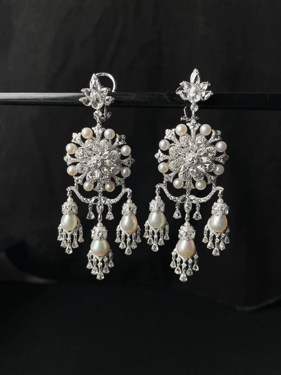 26 Karat Diamanten und Perlen Ohrringe 18k Weißgold Lang Flatterhaft Flexibel im Angebot 3