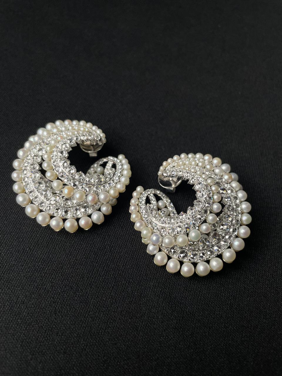 26 Karat Diamanten und Perlen Ohrringe 18k Weißgold Lang Flatterhaft Flexibel im Angebot 5