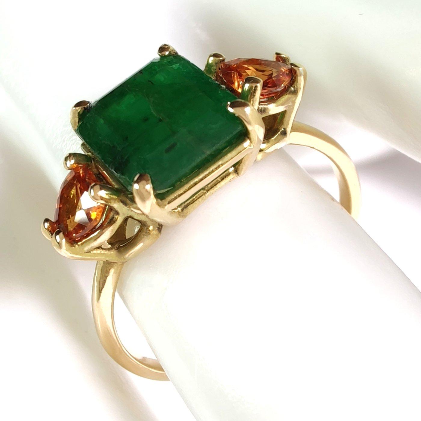 18kt Yellow Gold Ring
American Size: 6.75
European Size: Size 14, Inner Diameter 17

- One Octagonal Cut Emerald
Weight: 2.60
Measurements: 8.9 x 7.1 mm

- Two Heart Cut Citrines
Total Weight: 0.50 ct
Measurements: ø4x3.8 mm


IMPORTANT:

- To