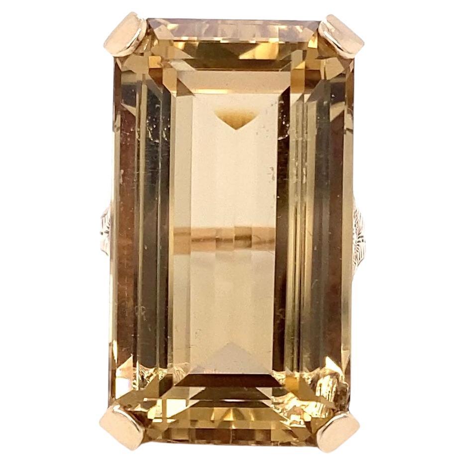 Ein zeitgenössischer Ring aus 14 Karat Roségold, in dessen Mitte ein auffälliger Citrin im Smaragdschliff mit einem Gewicht von etwa 26 Karat sitzt. Der Citrin zeigt einen lebendigen und leuchtenden goldgelben Farbton, der durch die sauberen,