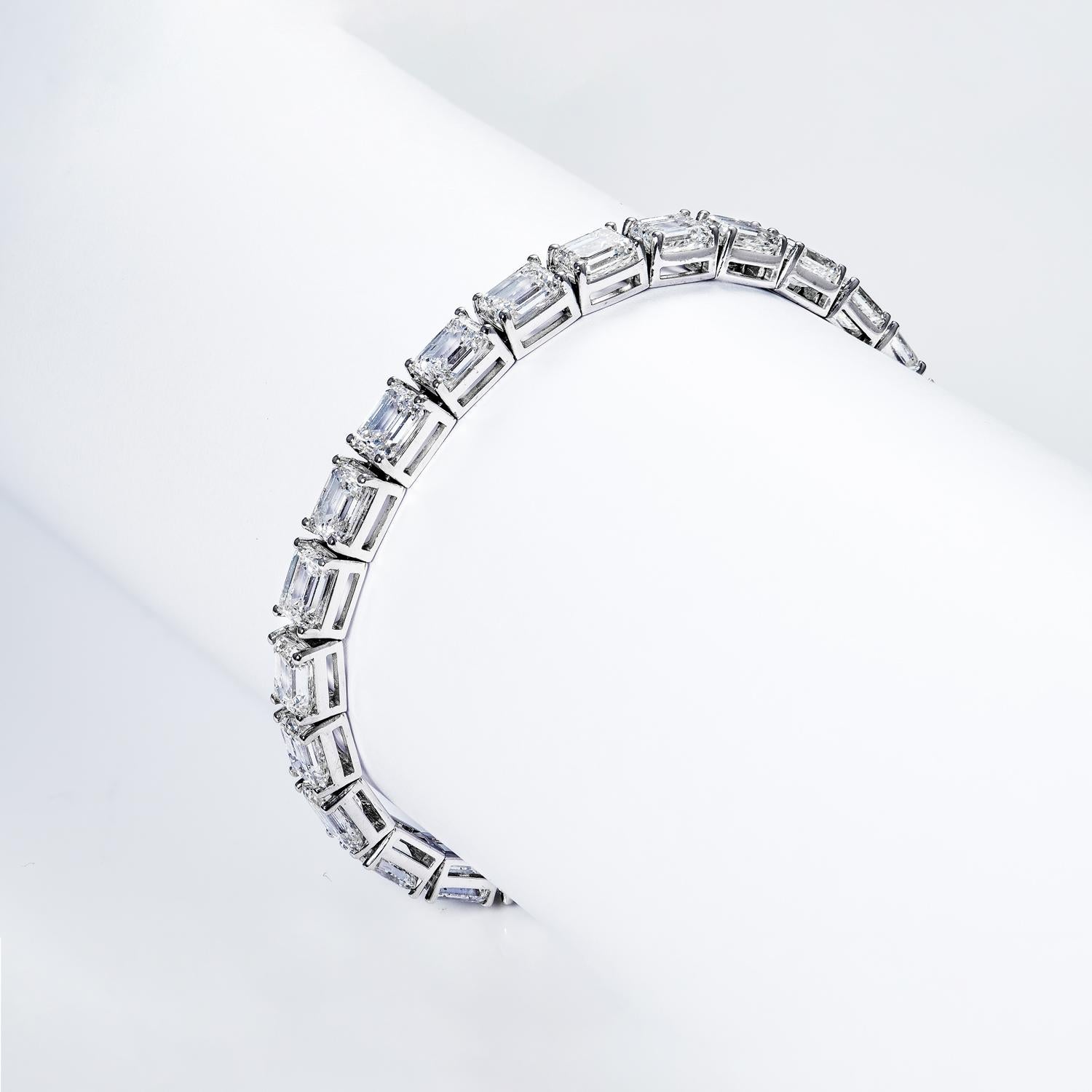 Taille émeraude Bracelet tennis avec diamants taille émeraude de 26 carats certifiés en vente