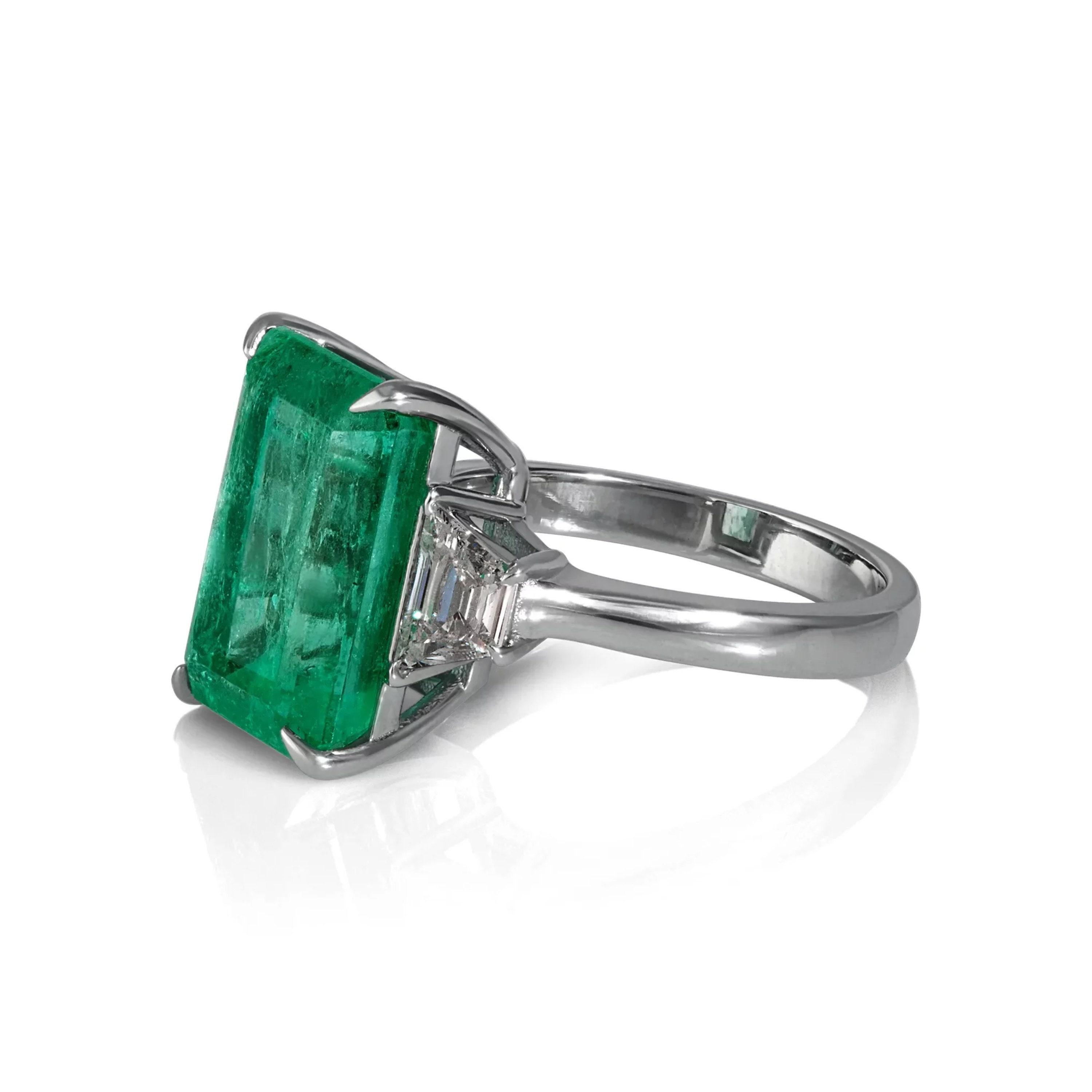 For Sale:  6 Carat Natural Emerald Diamond Engagement Ring Set in 18K Gold, Cocktail Ring 2