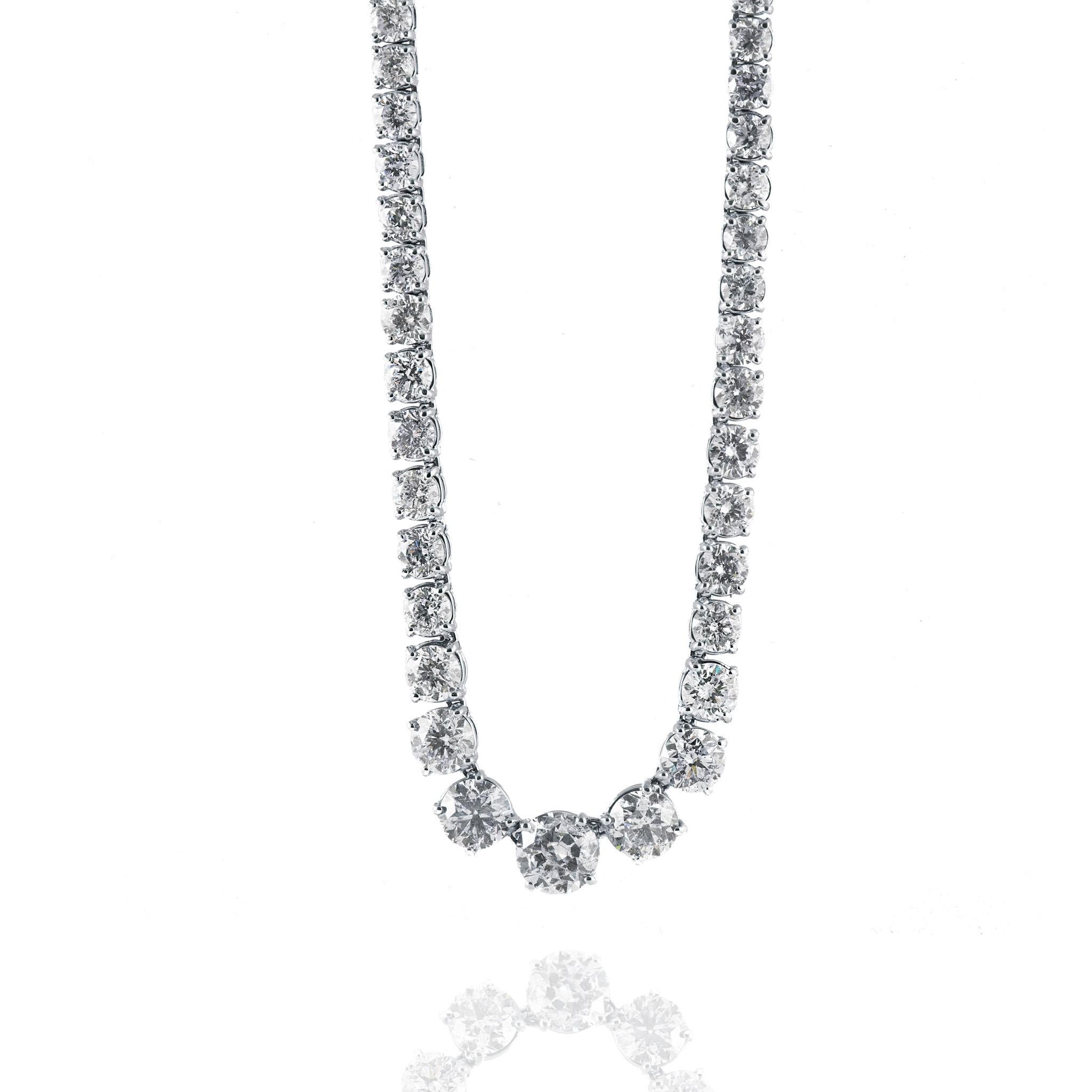 Réinterprétation audacieuse du collier de tennis classique, cette pièce en diamants gradués de 26 carats est réalisée avec expertise en or blanc 18 carats et sertie dans une monture sécurisée à quatre branches qui empêche le collier de se retourner