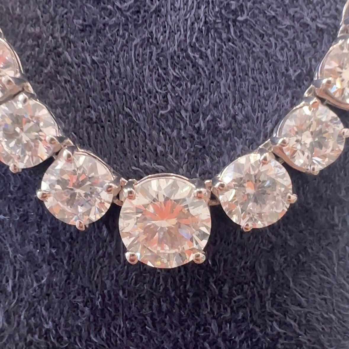 Collier de tennis en or blanc 18 carats à diamants gradués de 26 carats, serti à 4 branches en vente 1
