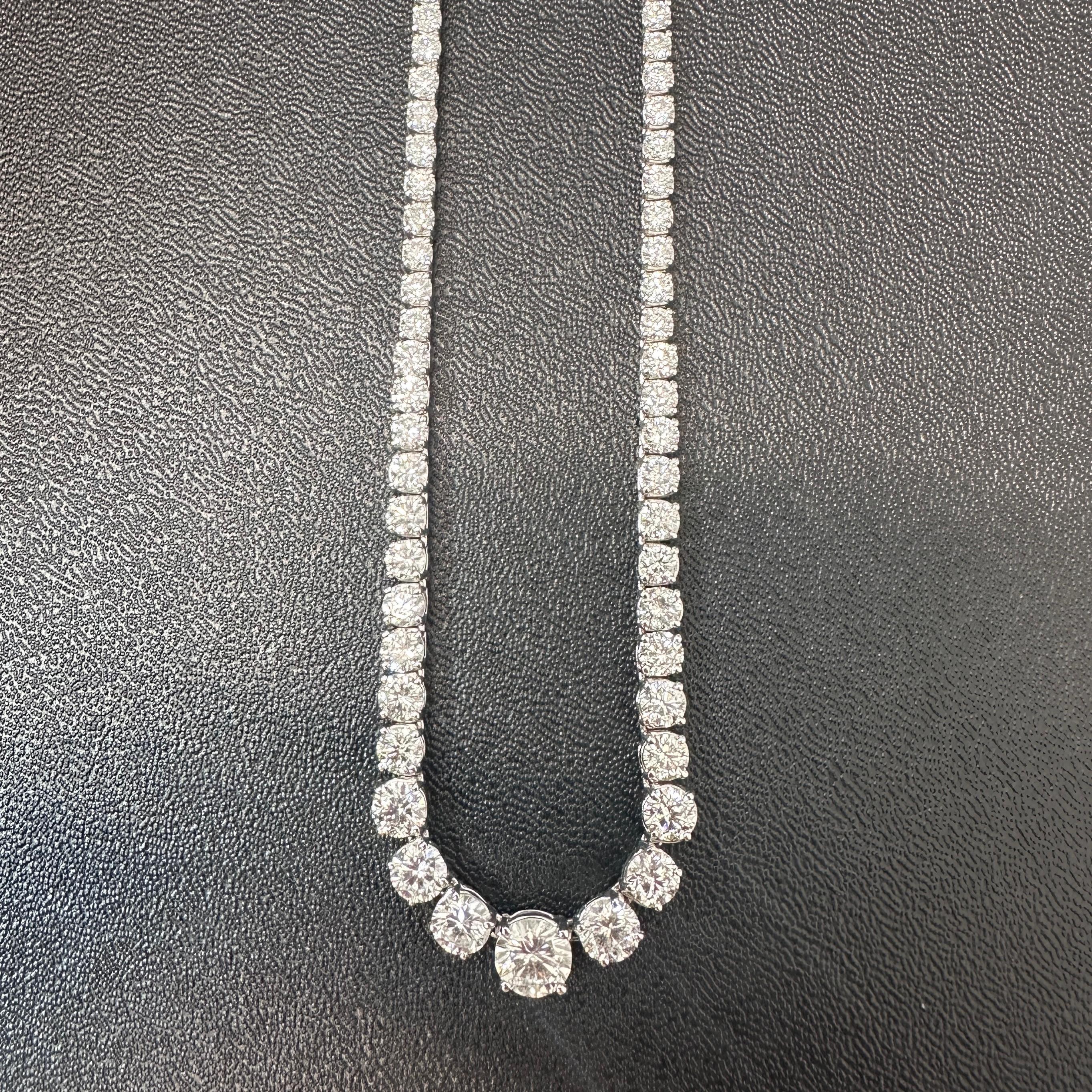 Collier de tennis en or blanc 18 carats à diamants gradués de 26 carats, serti à 4 branches en vente 2
