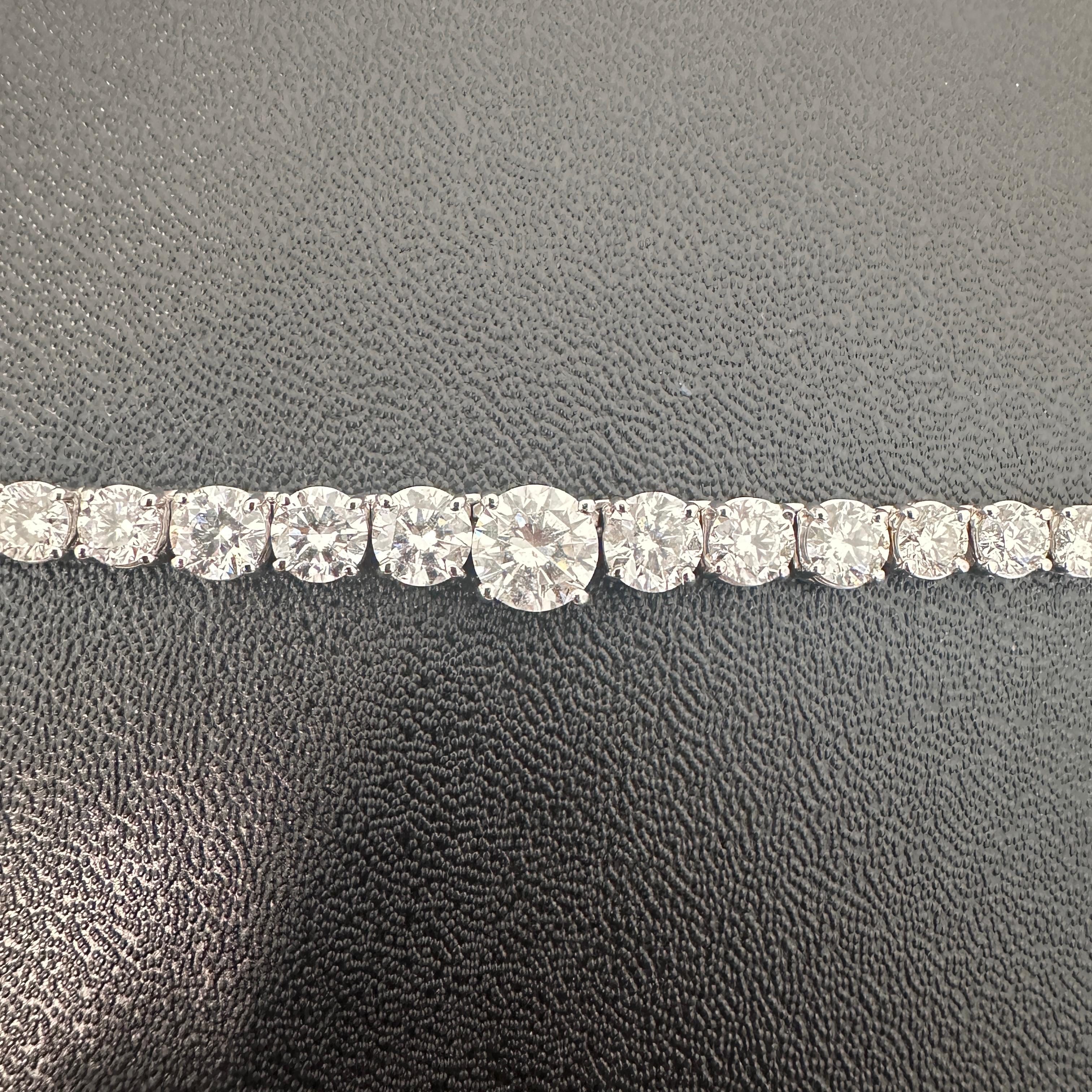 Collier de tennis en or blanc 18 carats à diamants gradués de 26 carats, serti à 4 branches en vente 3