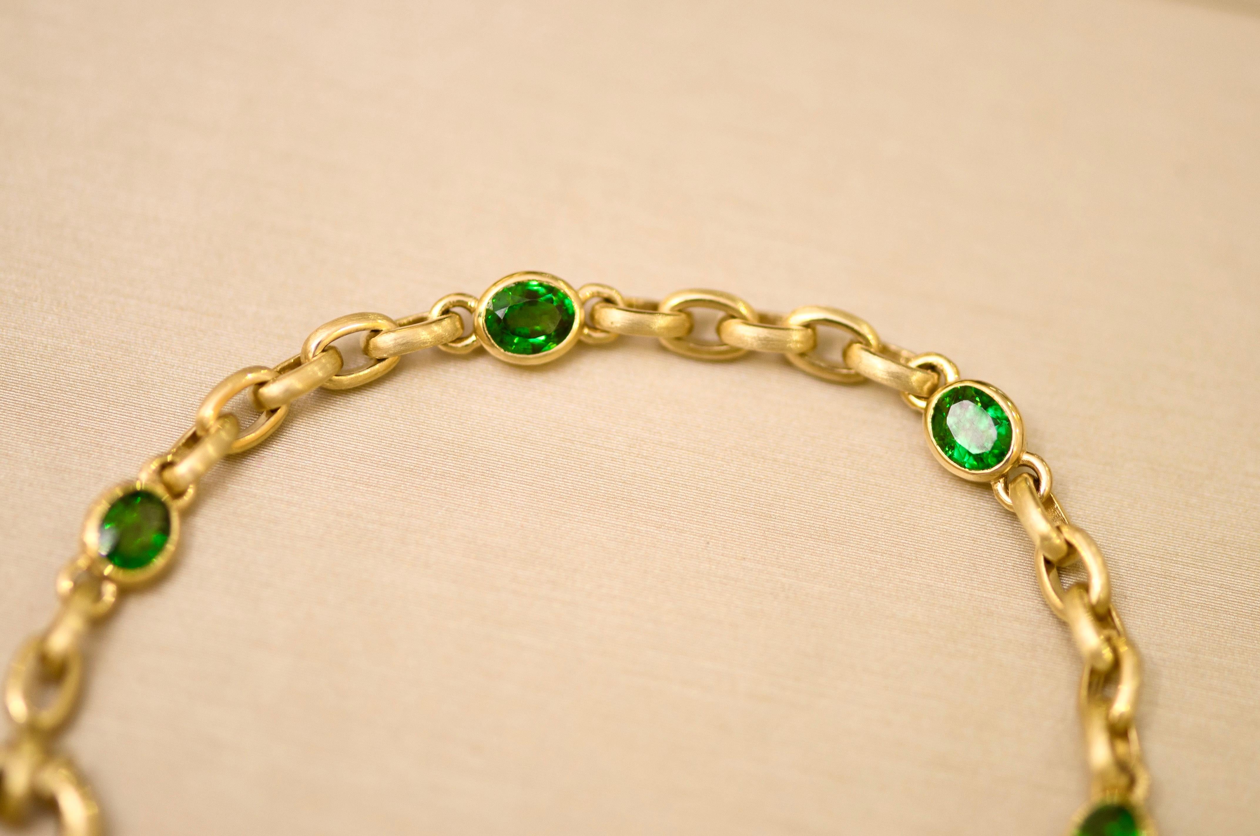 2.6 Carat Intense Green Tsavorite 18 Karat Matte Yellow Gold Bracelet In New Condition In Singapore, SG