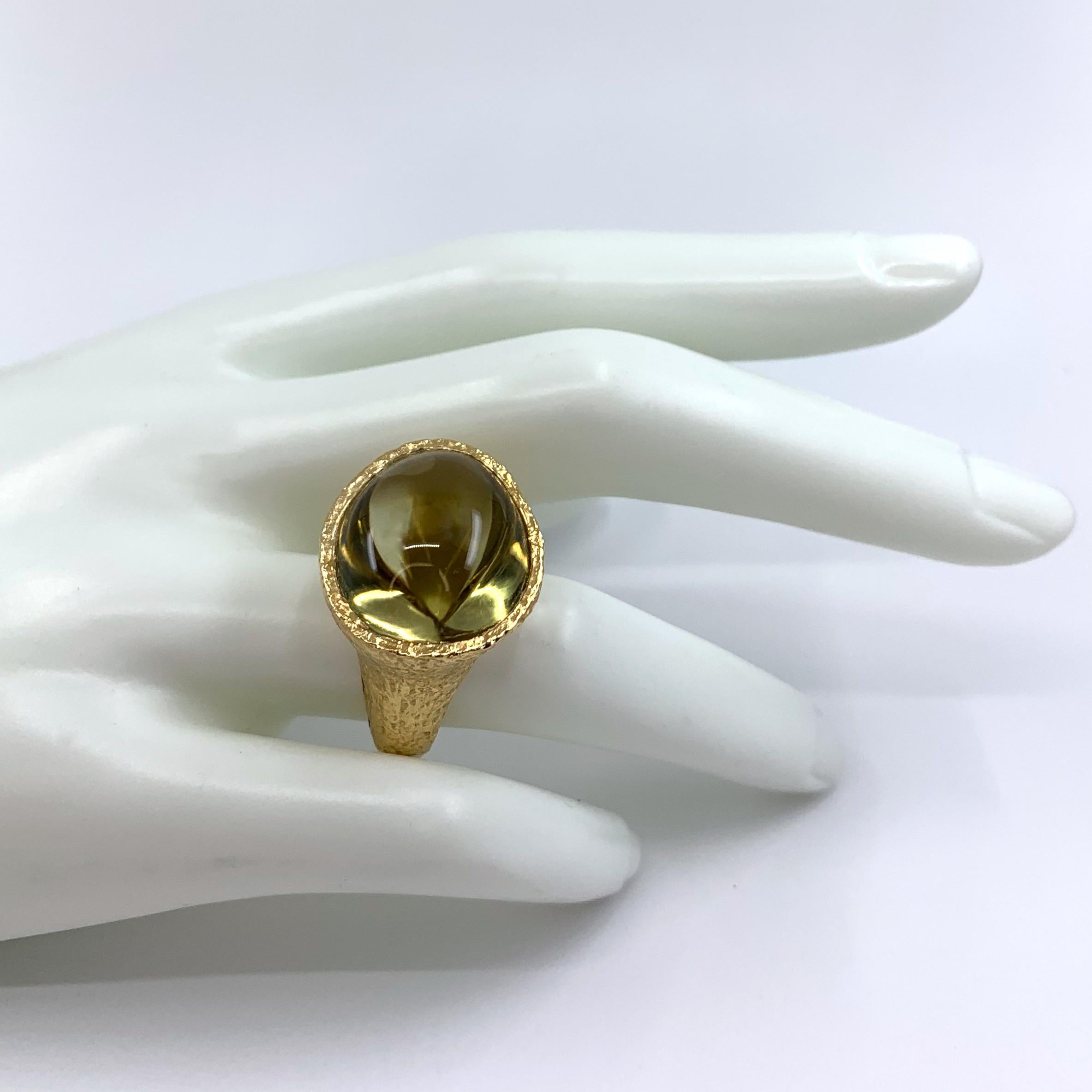 26 Carat Lemon Citrine Cabochon in Textured 18 Karat Gold Ring w Diamond Accent In New Condition For Sale In Sherman Oaks, CA