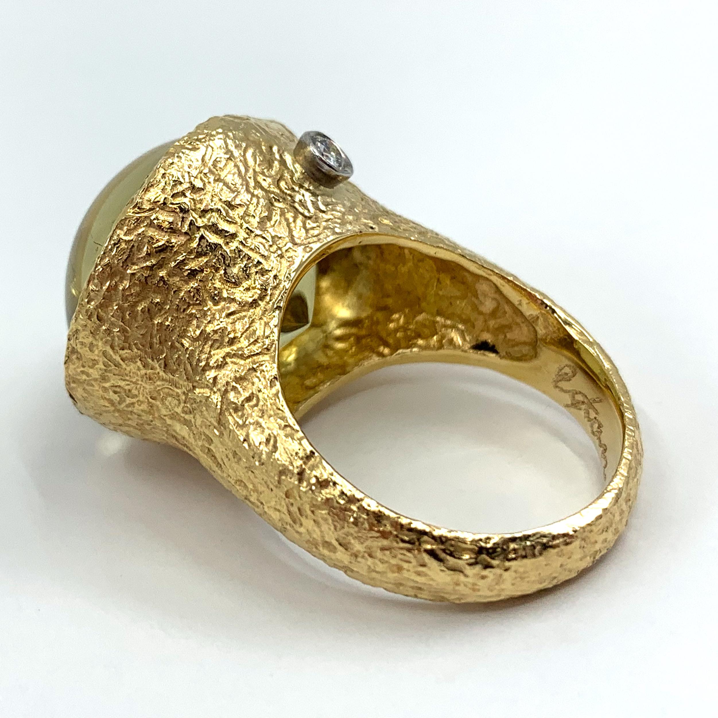 26 Karat Zitronen Citrin Cabochon in strukturiertem 18 Karat Goldring mit Diamant-Akzent im Angebot 8