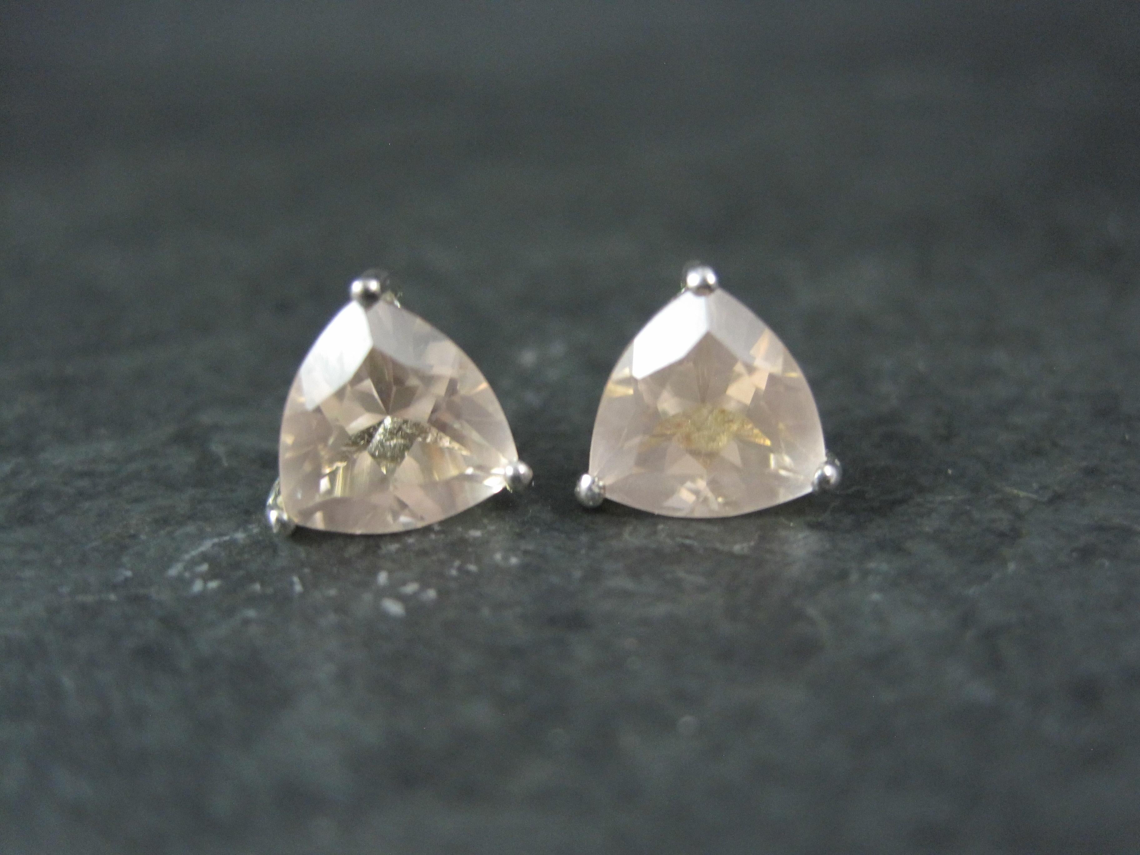 Questi splendidi orecchini a perno sono in argento sterling con morganiti color pesca da 2,6 carati.

Misure: 3/8 di pollice

Marchi: 925, marchio STS di Chuck Clemency

Condit: Nuovo di zecca 
