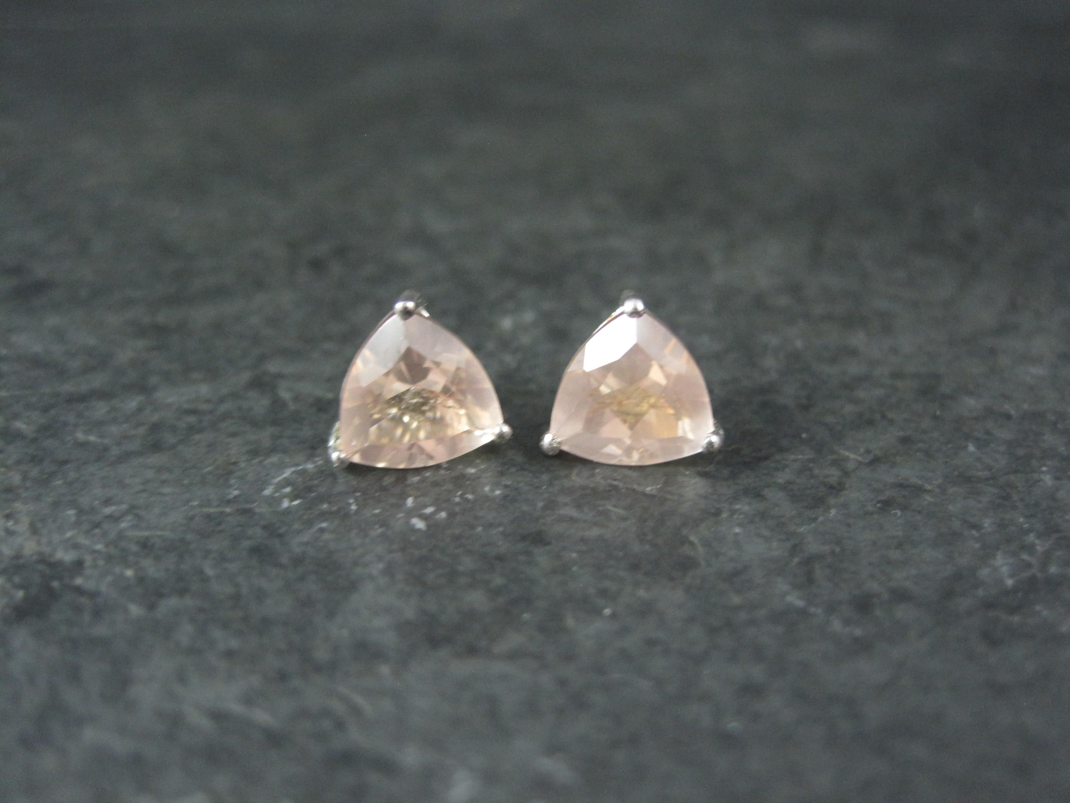 Taglio trillion Orecchini con perno in morganite da 2,6 carati A. Silver in vendita