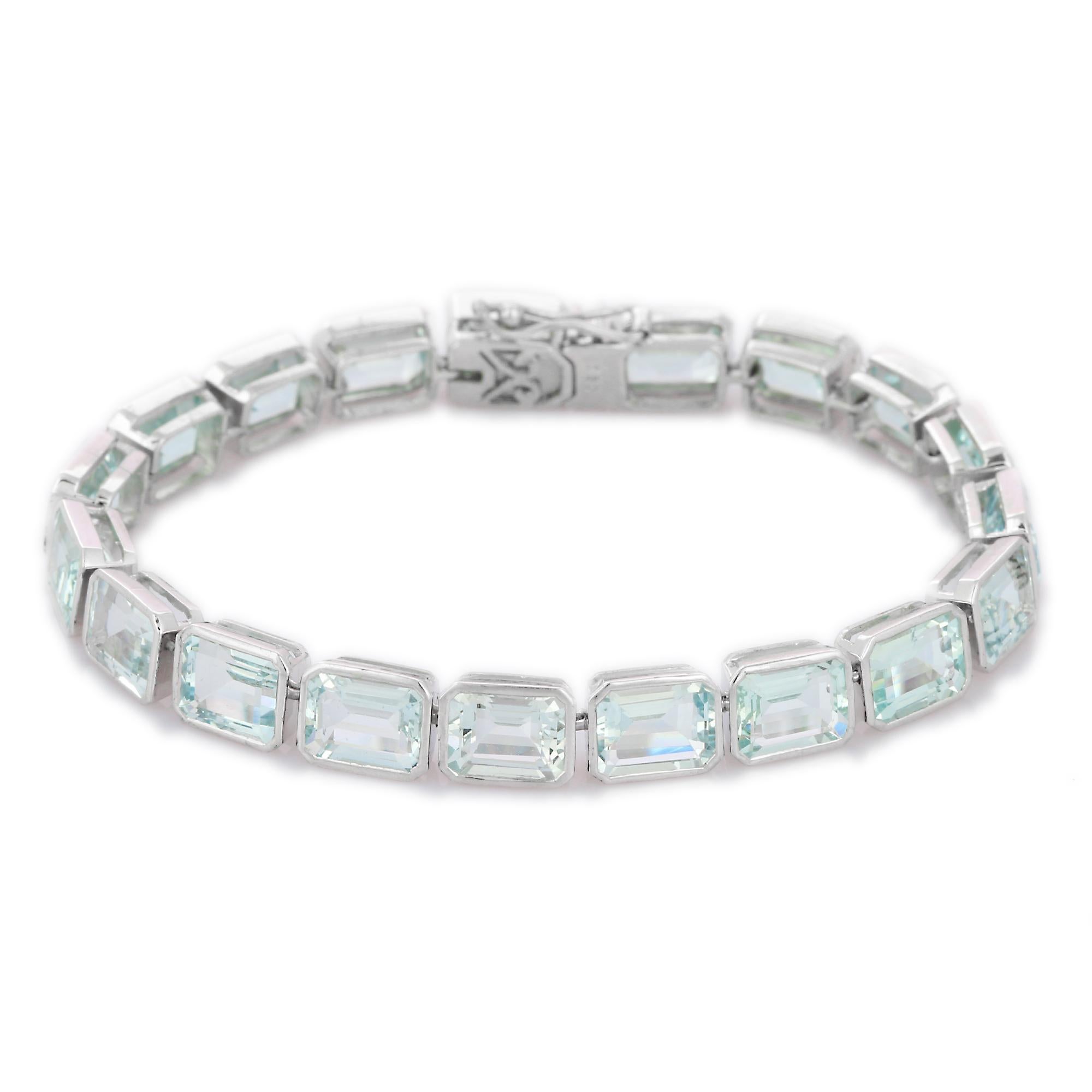 Pulsera de aguamarina en oro de 18 quilates. Tiene una gema de corte octogonal perfecta para que destaques en cualquier ocasión o evento. 
Una pulsera tenis es una joya esencial para el día de tu boda. Su estilo liso y elegante complementa a la