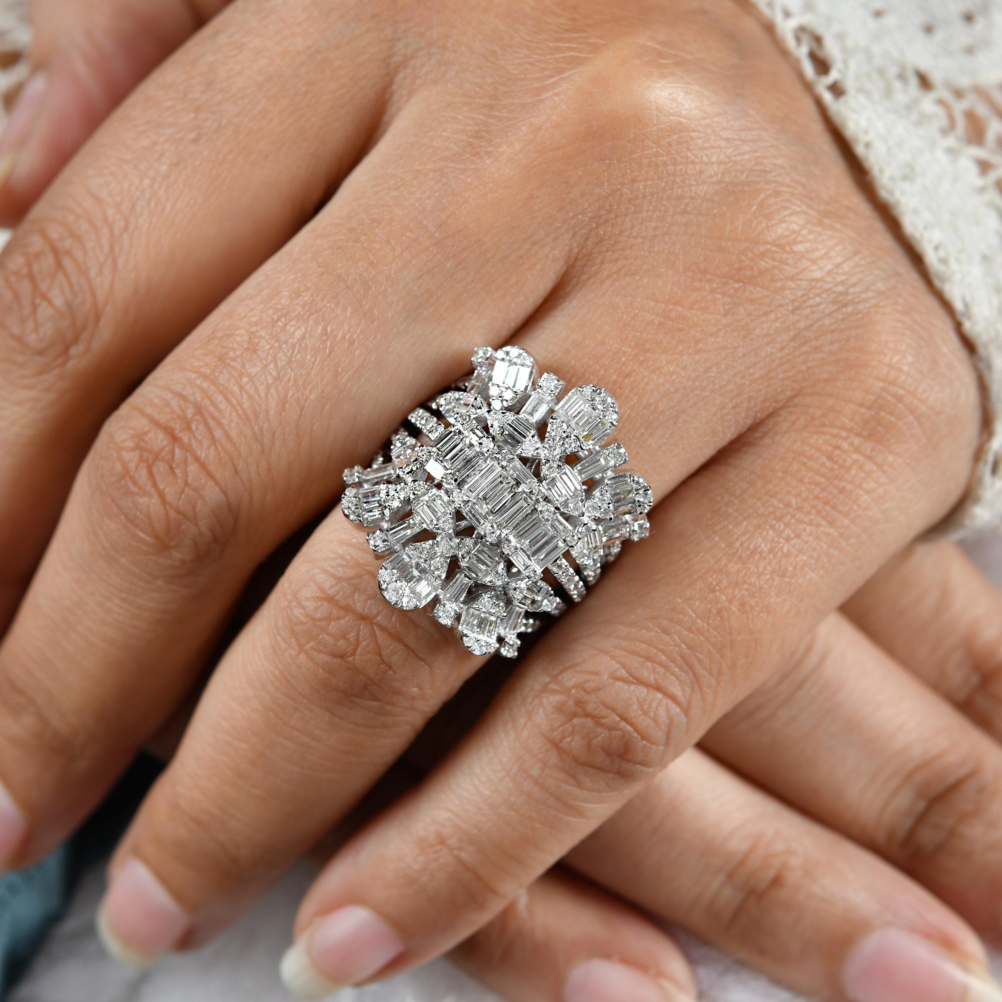 Moderne Bague cocktail en or blanc 18 carats avec diamants baguettes de 2,6 carats de pureté SI de couleur HI en vente