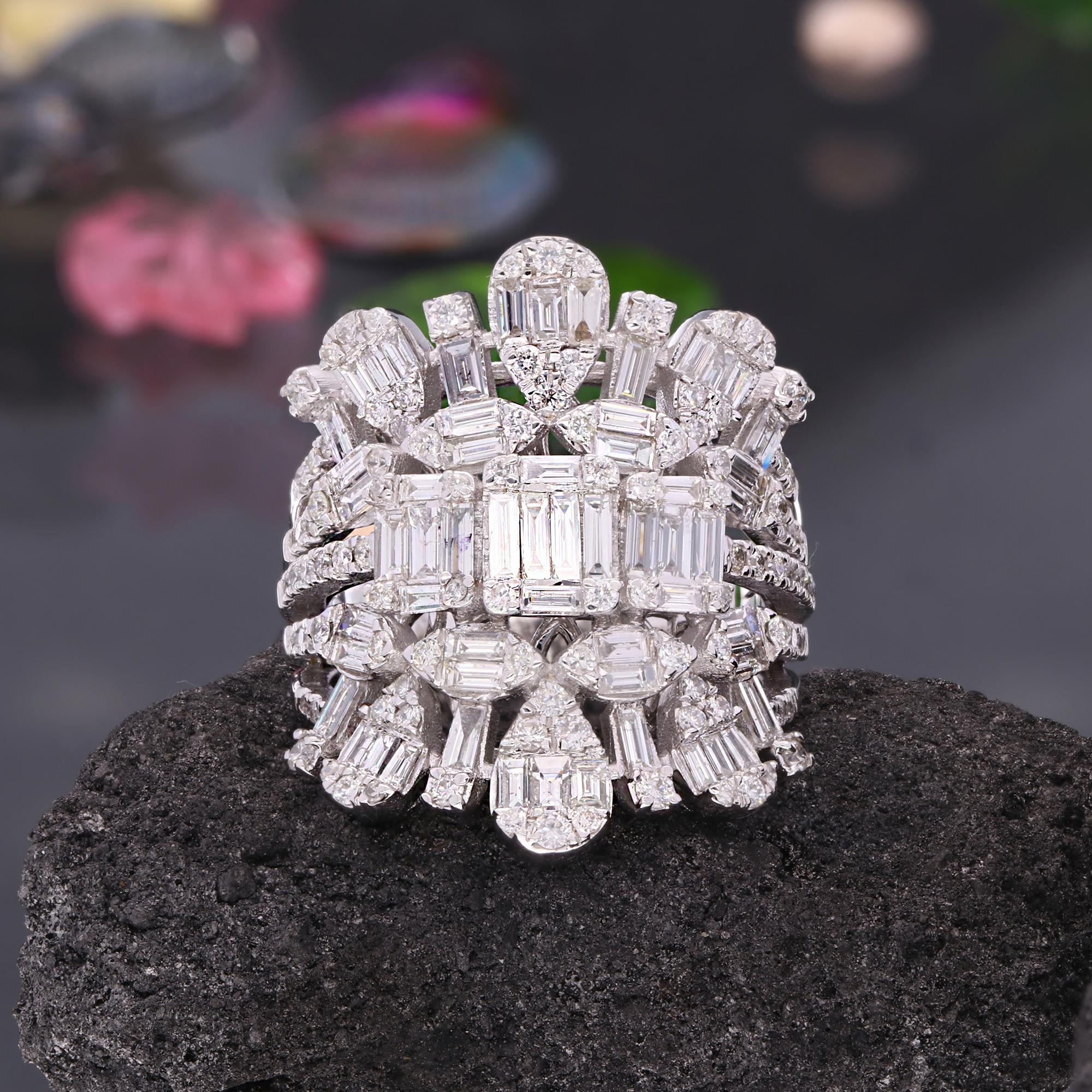 Taille baguette Bague cocktail en or blanc 18 carats avec diamants baguettes de 2,6 carats de pureté SI de couleur HI en vente