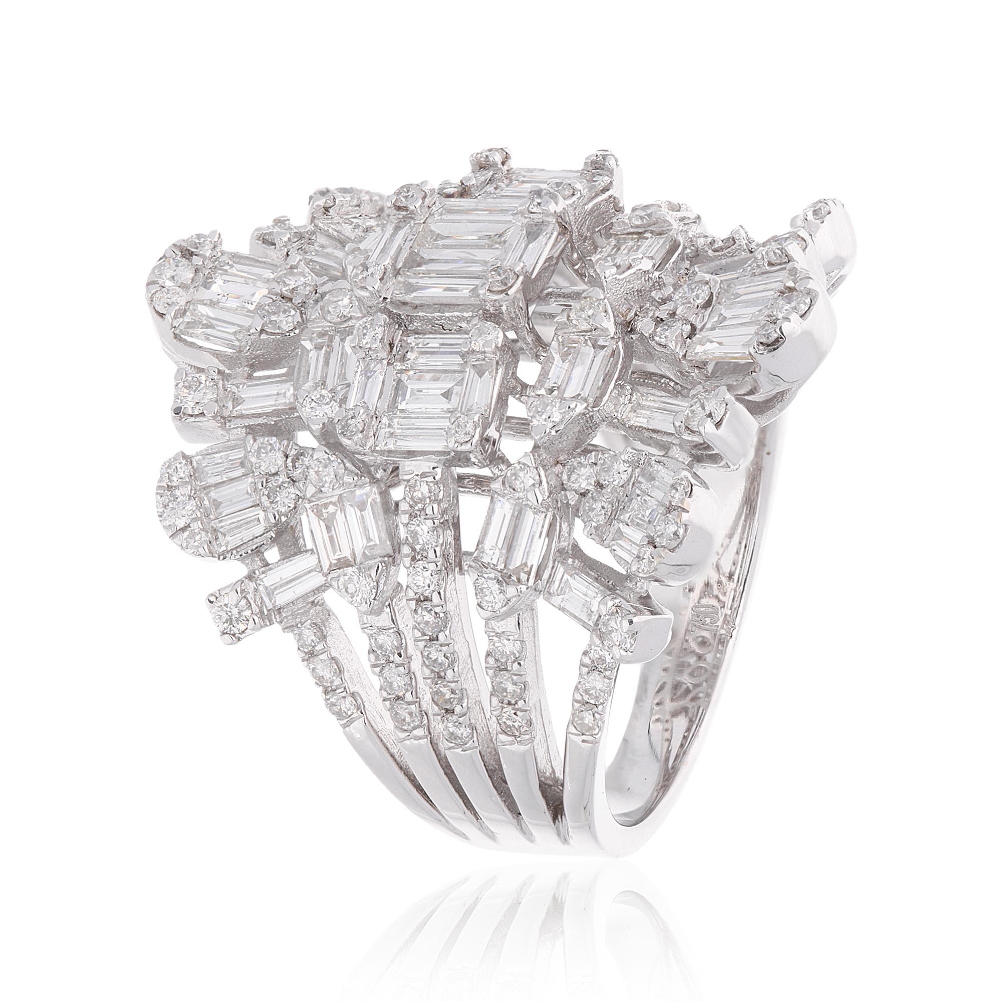 Bague cocktail en or blanc 18 carats avec diamants baguettes de 2,6 carats de pureté SI de couleur HI Neuf - En vente à Diera, Dubai