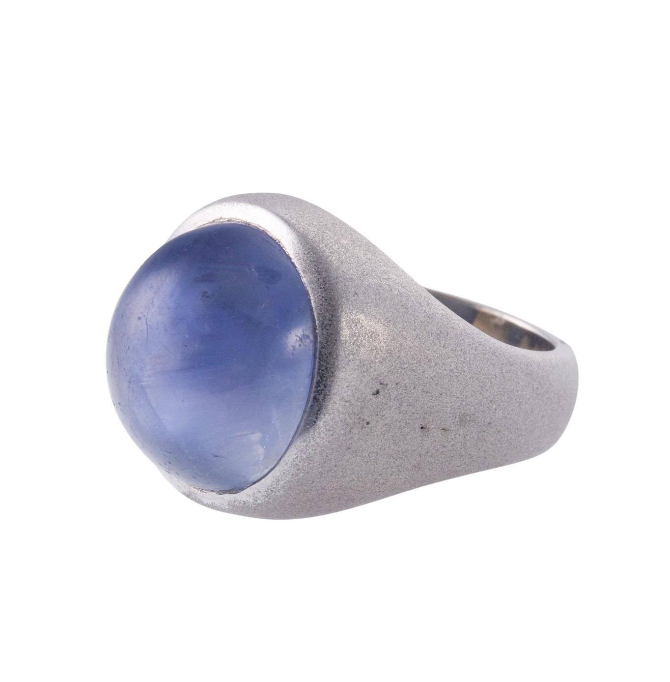 26 Carat Star Sapphire Cabochon Platinum Ring In Excellent Condition For Sale In New York, NY