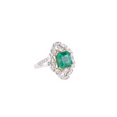 Sunita Nahata, émeraude de Zambie certifiée GRS de 2.60 carats. Bague en 18KWG avec diamant.