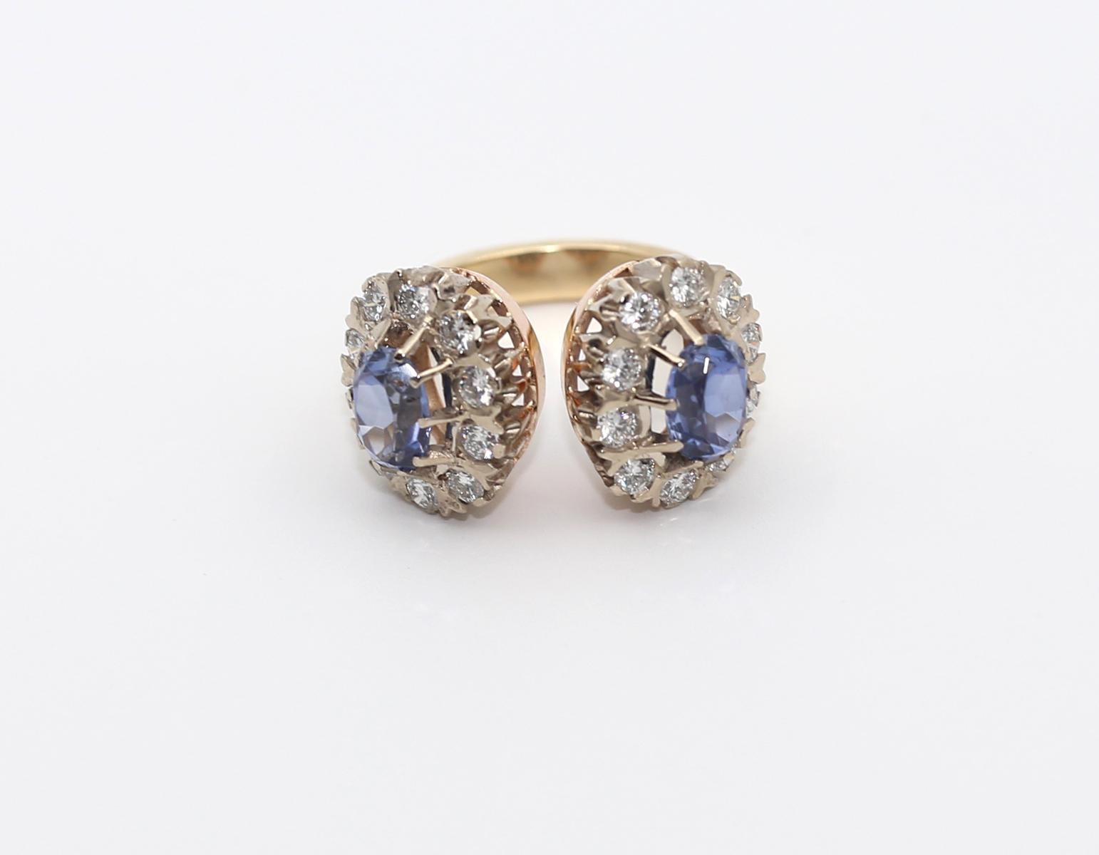 2,6 Karat Diamanten Saphire Goldring 14K, 1960

Ein wirklich ungewöhnliches Design, das die zwei Teile darstellt, die einen Finger umarmen. Jedes Zwillingsteil sieht gleich aus, ist aber leicht von der Mitte versetzt, so dass es von jeder Seite aus