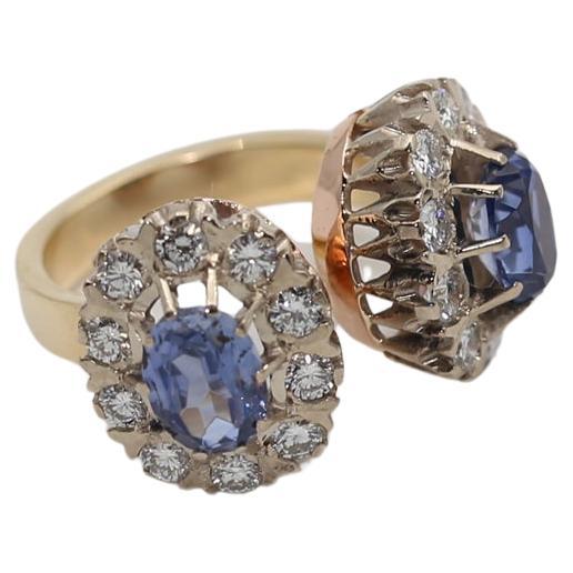2,6 Karat Diamanten Saphire Goldring 14K, 1960

Ein wirklich ungewöhnliches Design, das die zwei Teile darstellt, die einen Finger umarmen. Jedes Zwillingsteil sieht gleich aus, ist aber leicht von der Mitte versetzt, so dass es von jeder Seite aus