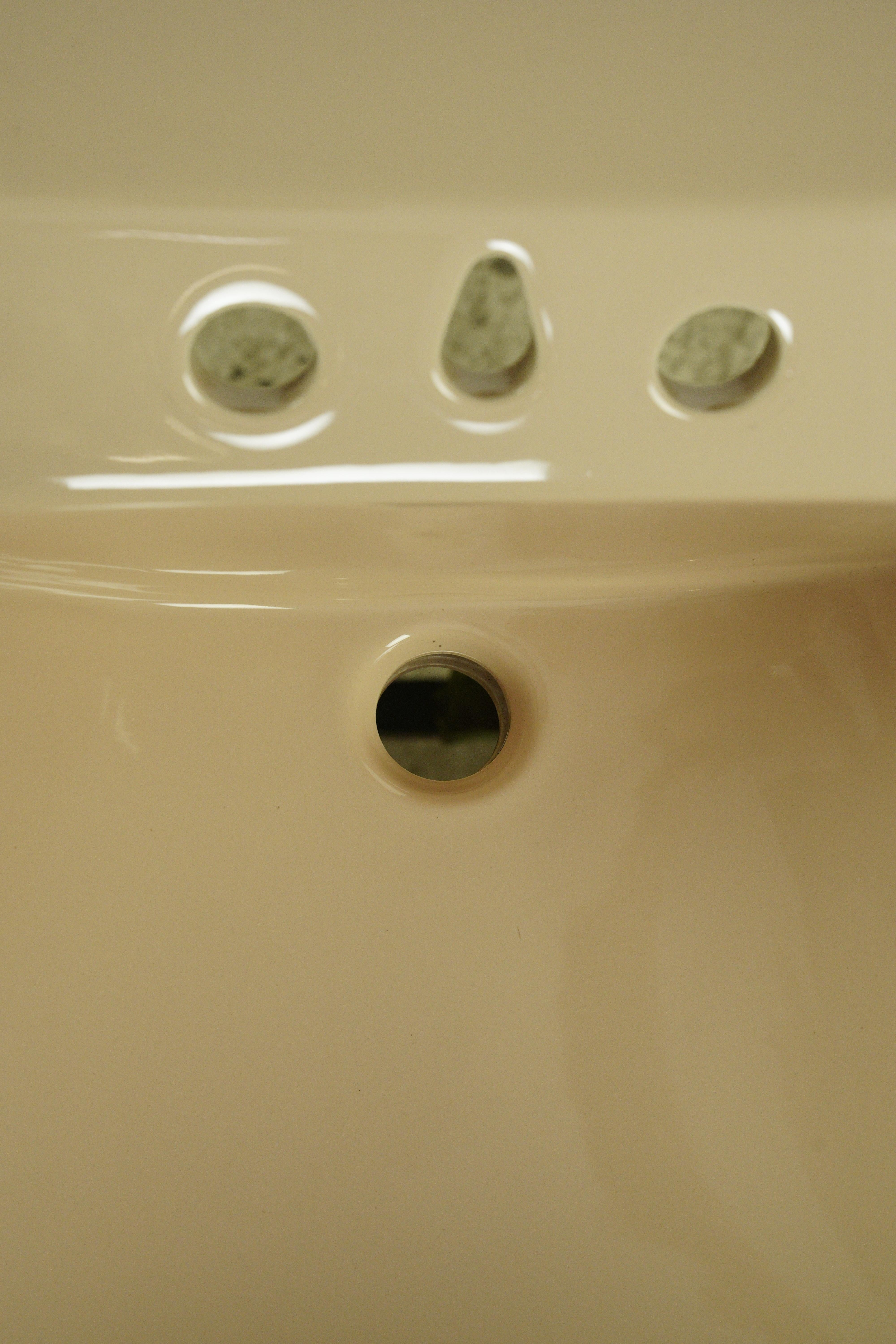 26 in. Tan Ceramic Rheem Richmond Wall Sink In Good Condition For Sale In New York, NY