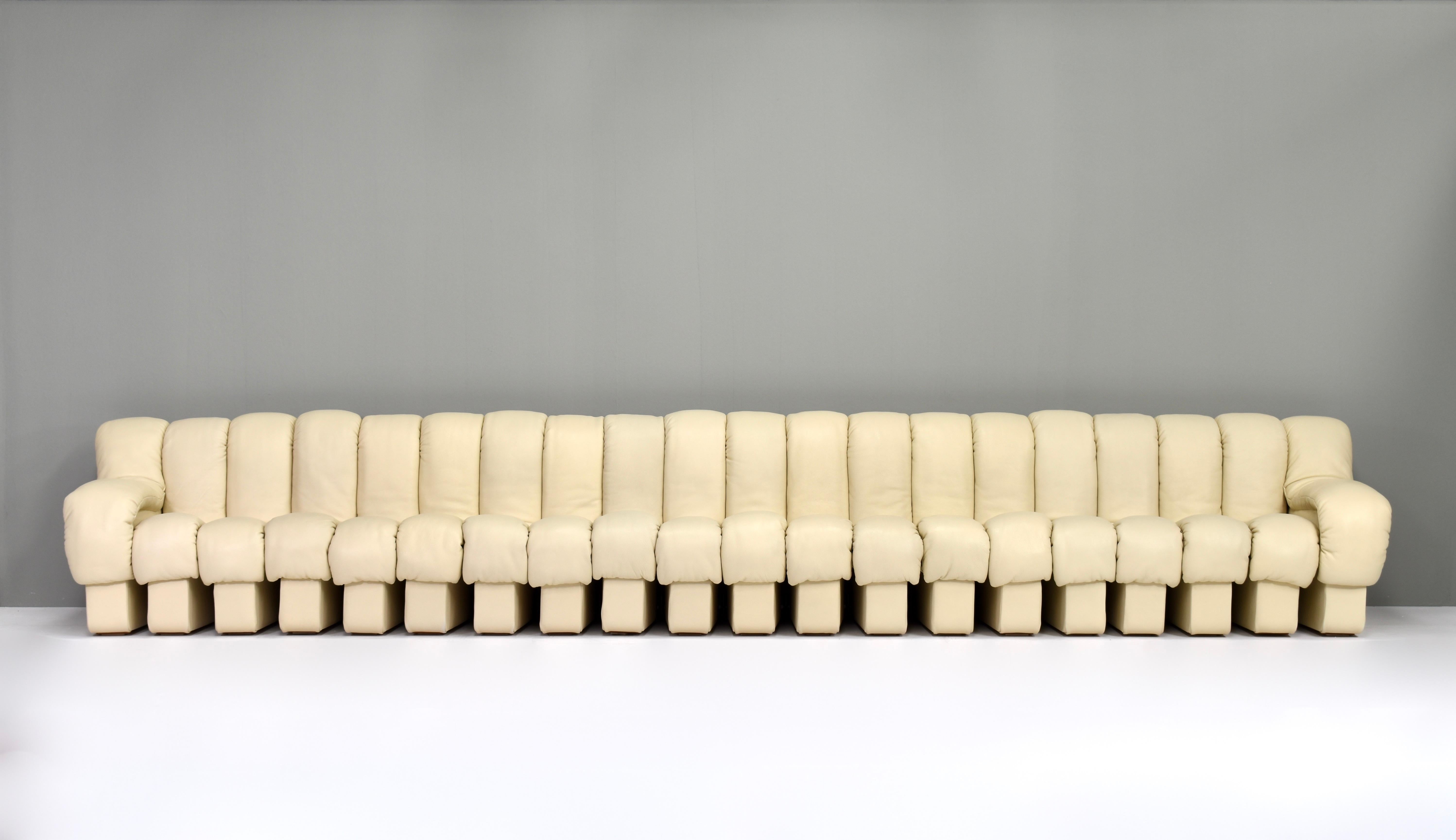 Amazing 26-piece De Sede ds600 ‘Snake’ sectional sofa in a beautiful and much wanted creme leather.
It still remains in exceptionally good and beautiful condition. One armrest has some minor wear.
The sections in the sofa are attached together