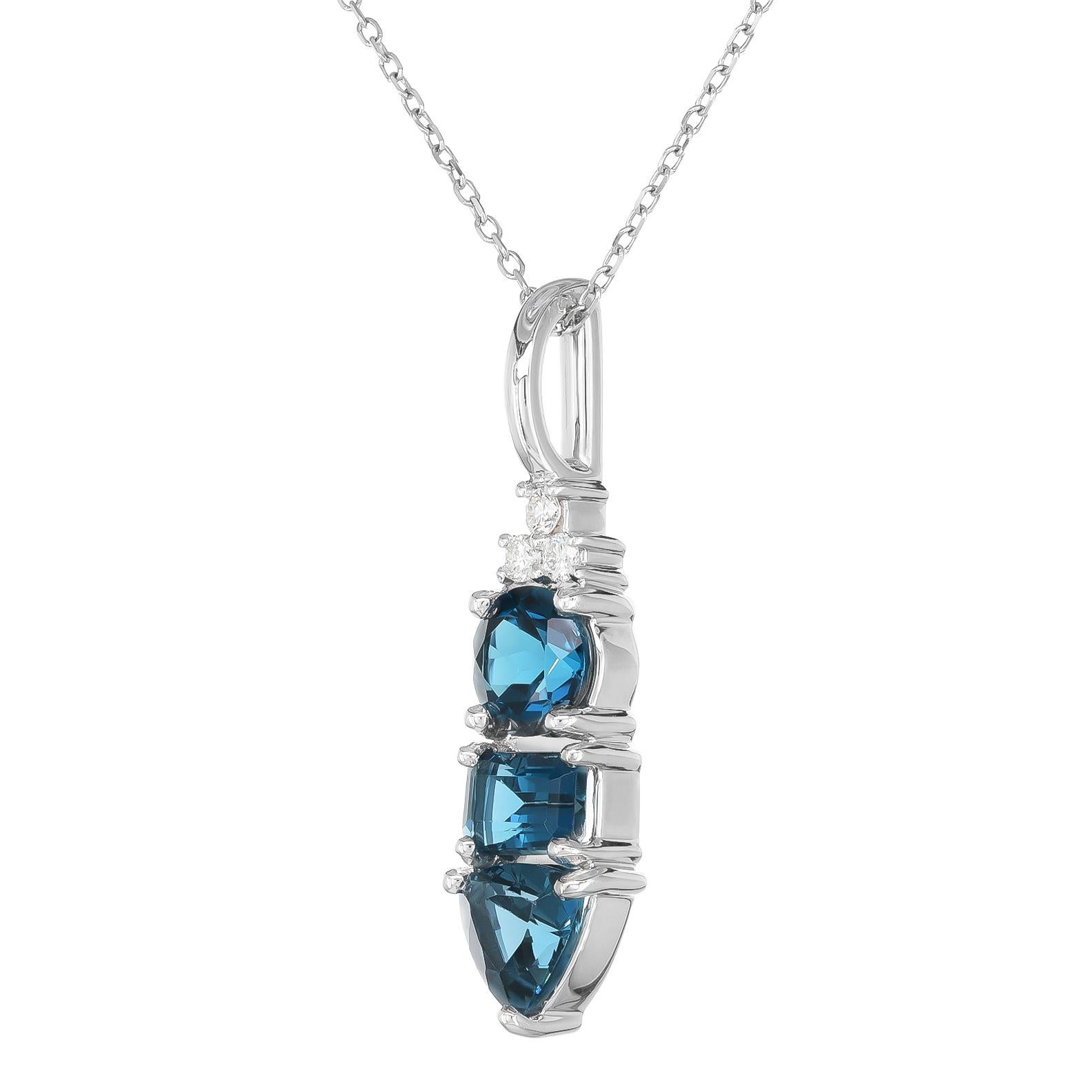 Tauchen Sie ein in die fesselnde Tiefe des Londoner Blautopas, der elegant in einen Anhänger aus 14 Karat Weißgold gefasst ist und durch das Funkeln von Diamanten ergänzt wird. Dieses exquisite Stück bietet eine einzigartige Mischung aus Raffinesse