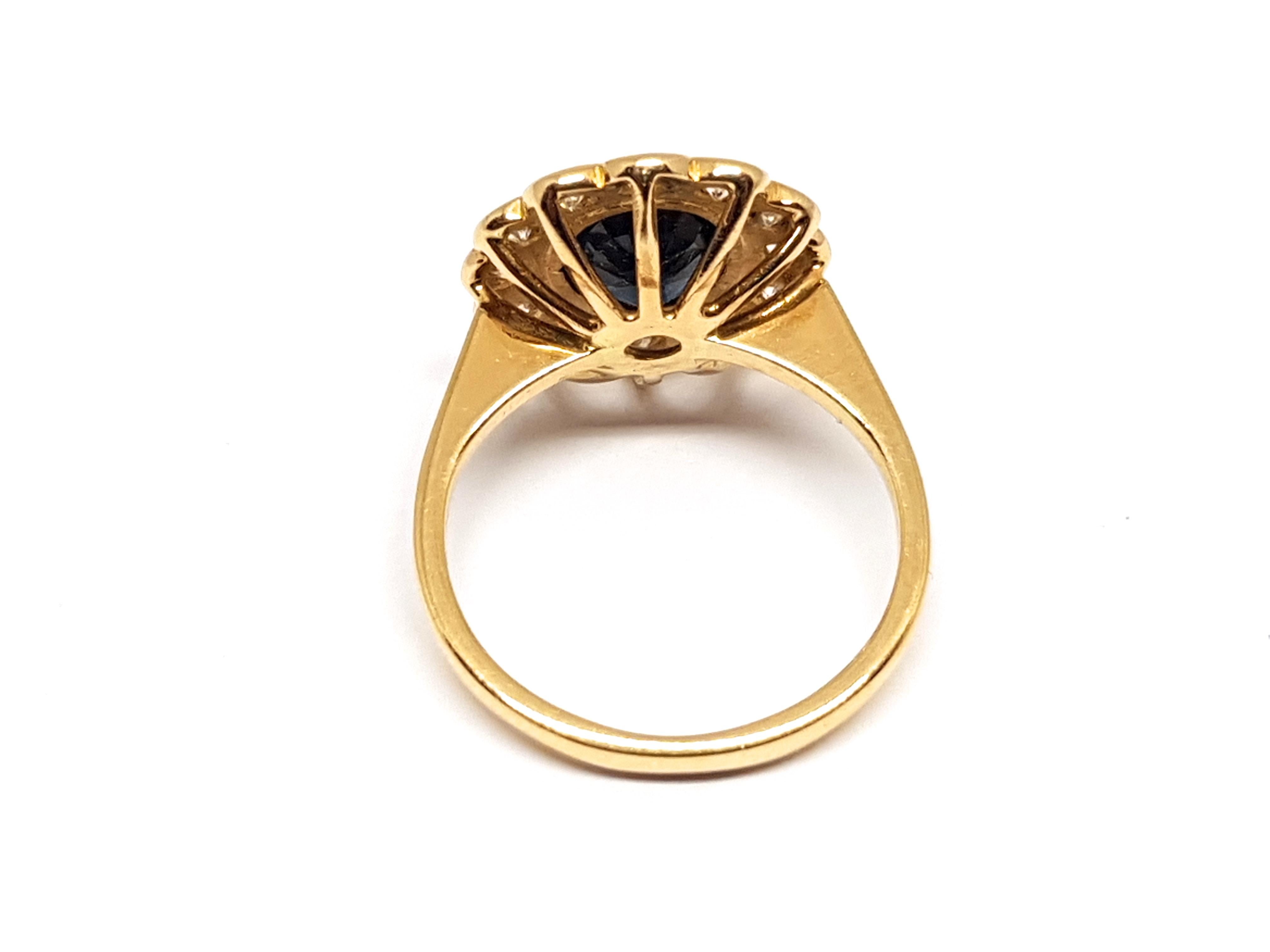 2.60 Carat 18 Karat Yellow Gold Diamond Sapphire Princess Diana Ring In New Condition In Antwerp, BE