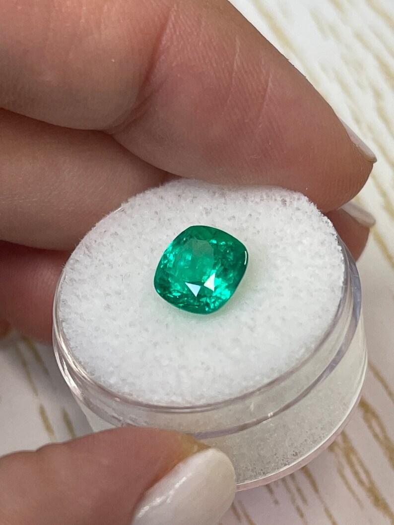 2,60 Quilates AAA+ Aceite Menor Verde Vivo Esmeralda Colombiana-Corte Cojín 9x8 Genuina en Nuevo estado para la venta en Jupiter, FL