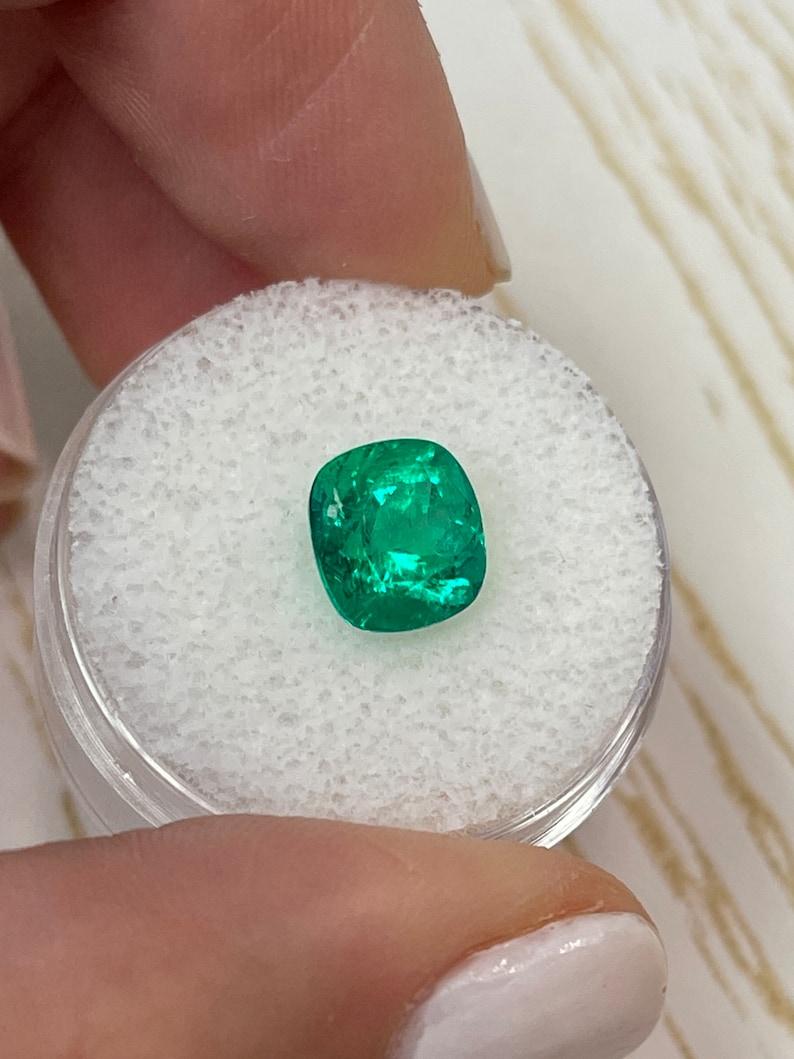 2,60 Quilates AAA+ Aceite Menor Verde Vivo Esmeralda Colombiana-Corte Cojín 9x8 Genuina Moderno en venta