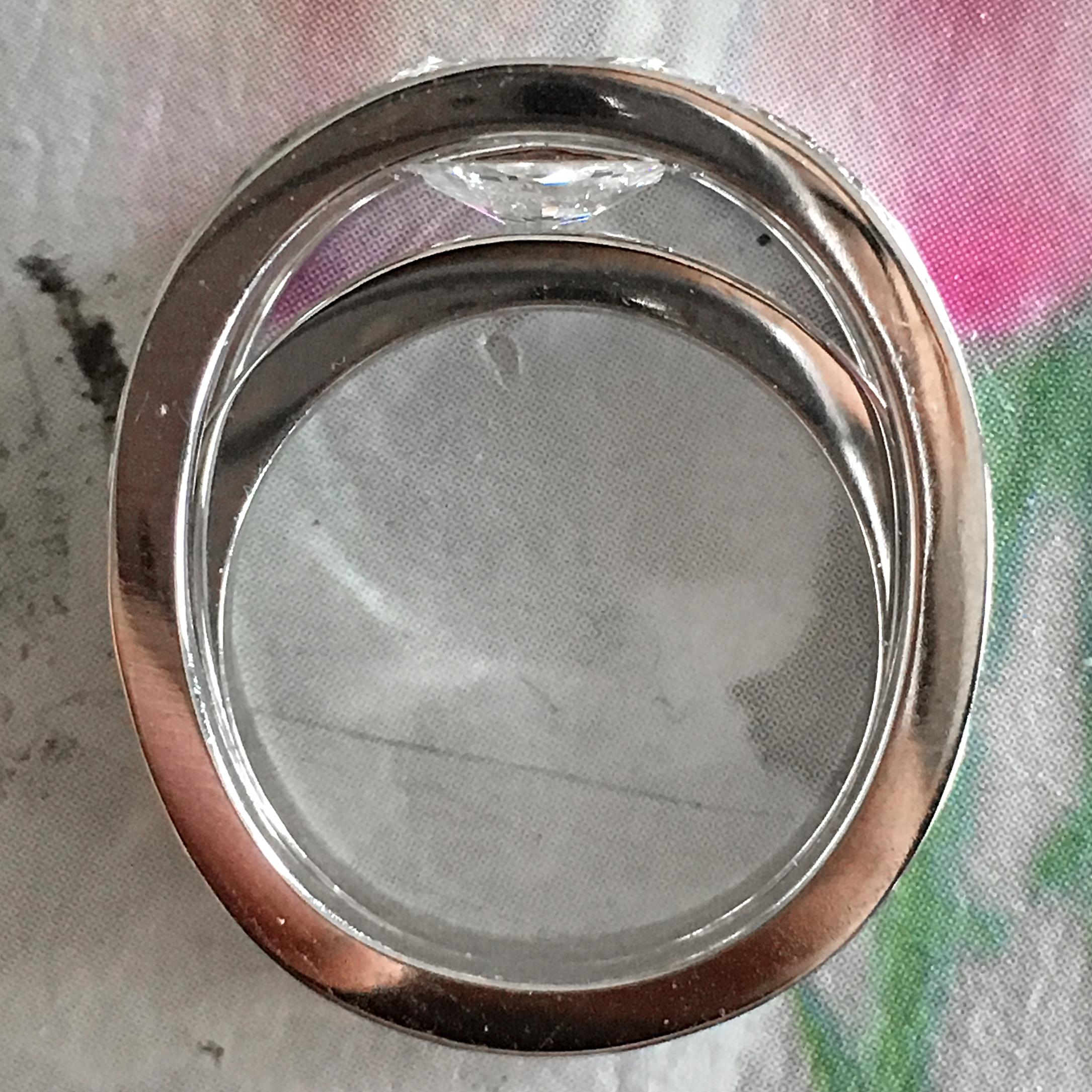 AS005-130005

Este anillo se fabrica por encargo y tarda aproximadamente entre 1 y 3 semanas desde la aprobación final del diseño por parte del cliente. 

Si tienes un presupuesto mayor o menor, dínoslo y podremos hacer el diamante central más