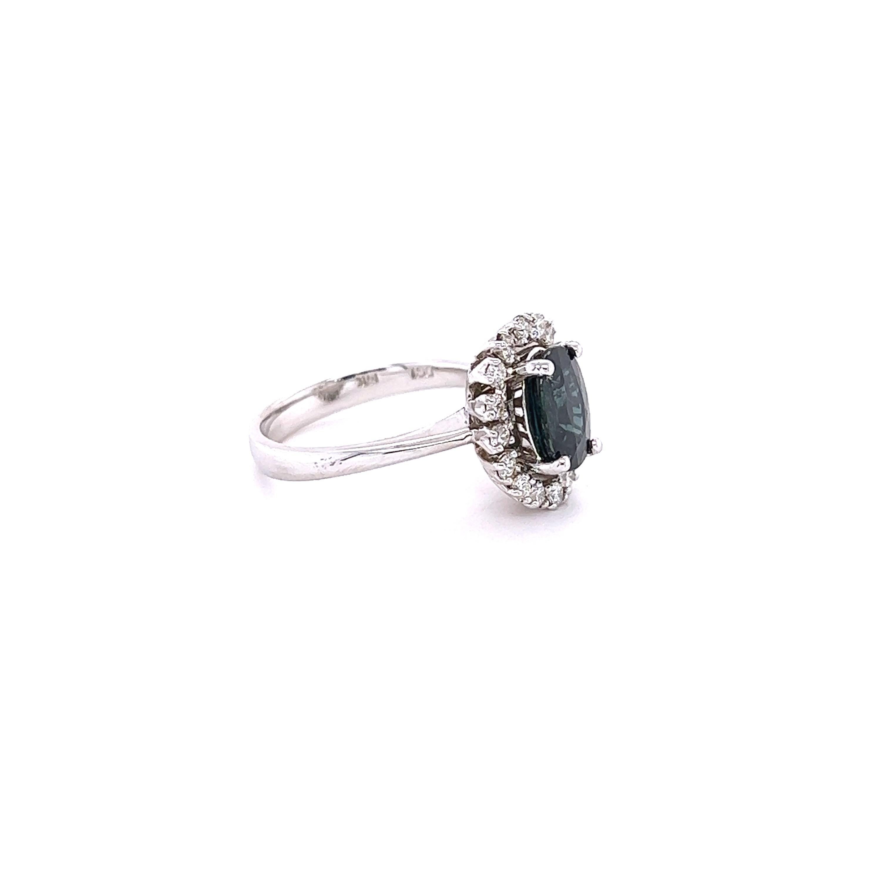 Dieser Ring aus dunkelblauem, natürlichem Saphir hat einen natürlichen, oval geschliffenen Saphir von 2,20 Karat und misst 9 mm x 7 mm. Er ist umgeben von 16 Diamanten im Rundschliff mit einem Gewicht von 0,40 Karat.  (Reinheit: VS2, Farbe: H) Das