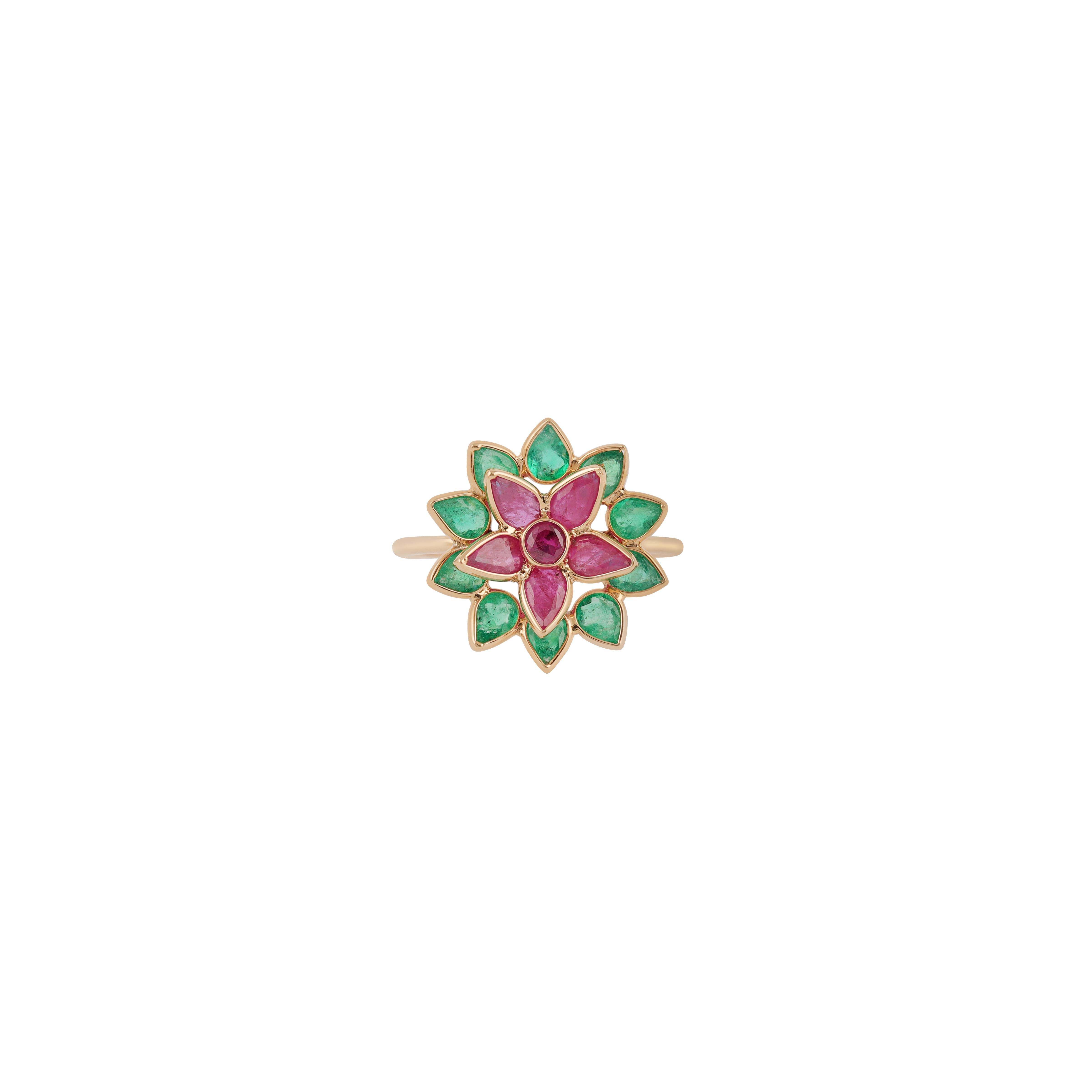 2,60 Karat Klarer Smaragd-Rubin-Blumenring aus 18k Gold (Gemischter Schliff) im Angebot