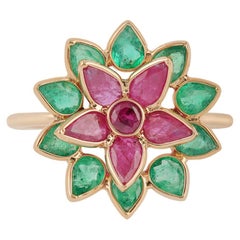 Anello con fiore di smeraldo chiaro e rubino da 2,60 carati in oro 18k