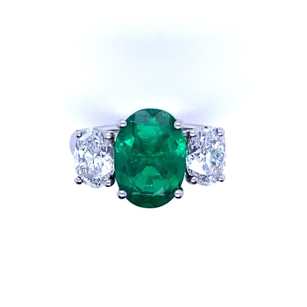 2.60 Carat Columbian Emerald and Diamond Three Stone Platinum Engagement Ring In Excellent Condition For Sale In London, GB