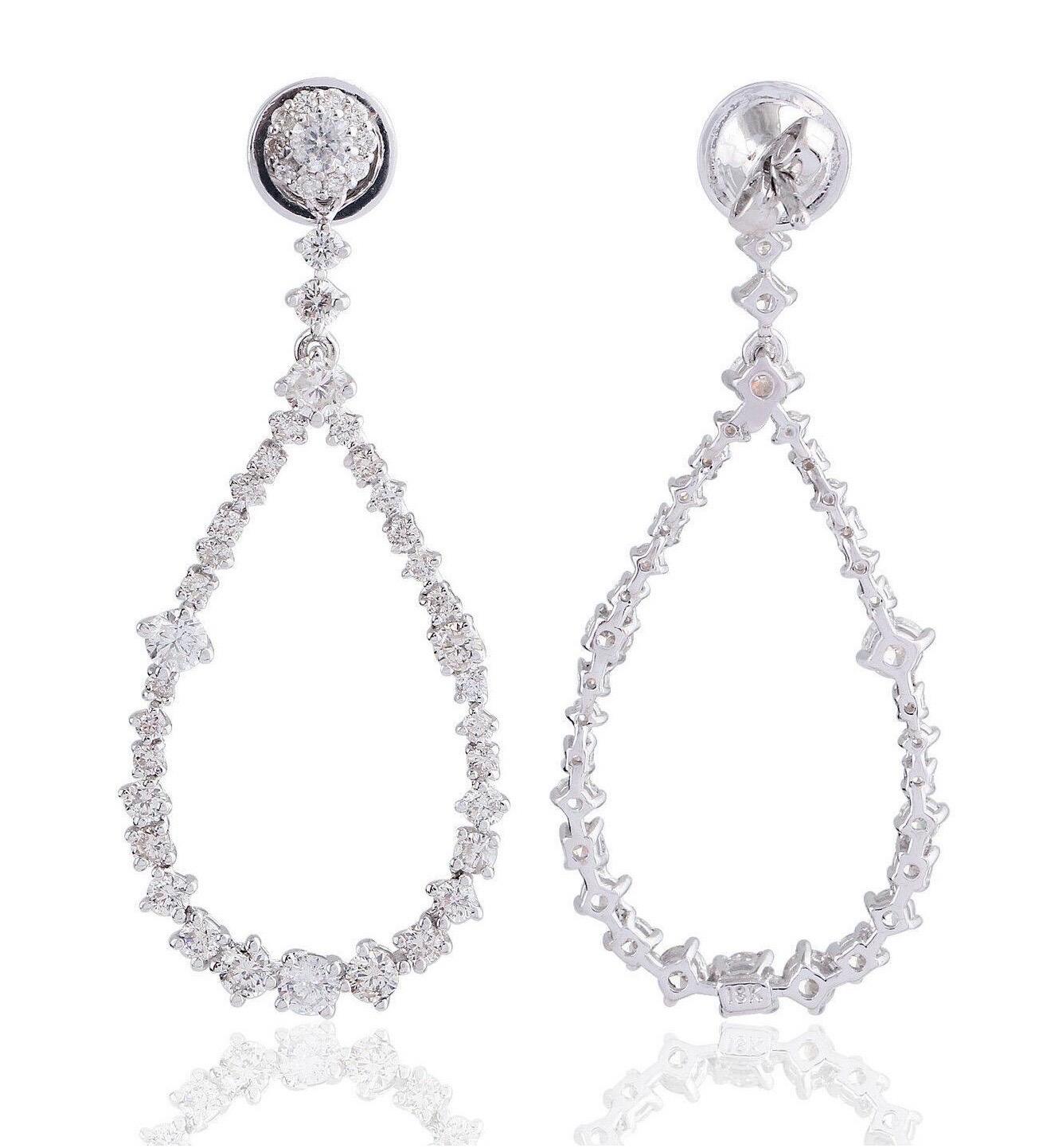 Questi splendidi orecchini sono realizzati a mano in oro bianco da 18 carati con 2,60 carati di diamanti scintillanti. Disponibile in oro bianco, rosa e giallo.

SEGUITE la vetrina di MEGHNA JEWELS per vedere le ultime collezioni e i pezzi
