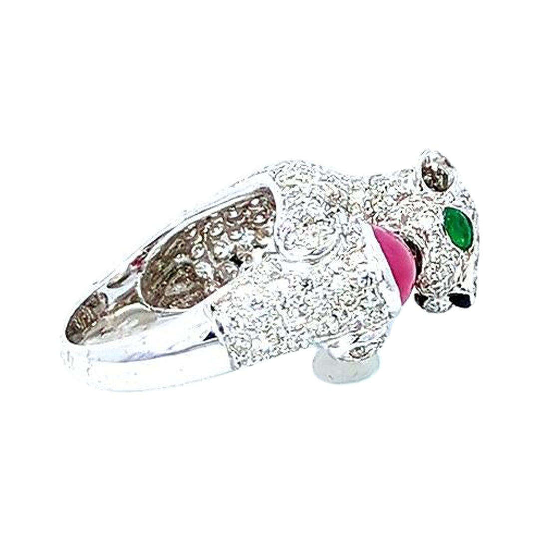 Wir stellen unseren auffälligen Panther Cab Ring vor, eine wahre Verkörperung von Luxus und Stil. Dieser prächtige Ring besticht durch einen 2,6-karätigen Diamanten und einen leuchtenden 1,76-karätigen Rubin, die elegant in ein glänzendes