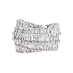 Anillo de cóctel de oro blanco con banda ancha de diamantes de 2,60 quilates