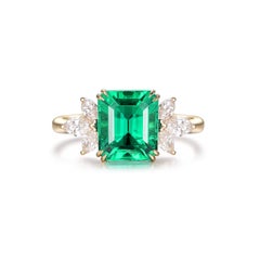 Anillo de cóctel con esmeralda de 2,60 quilates y diamantes talla marquesa, en oro amarillo de 14 quilates