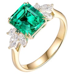 Anillo de cóctel con esmeralda de 2,60 quilates y diamantes talla marquesa, en oro amarillo de 14 quilates